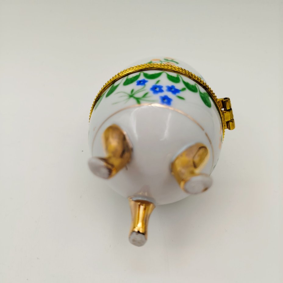 Шкатулка в форме яйца, украшенная изображением цветов