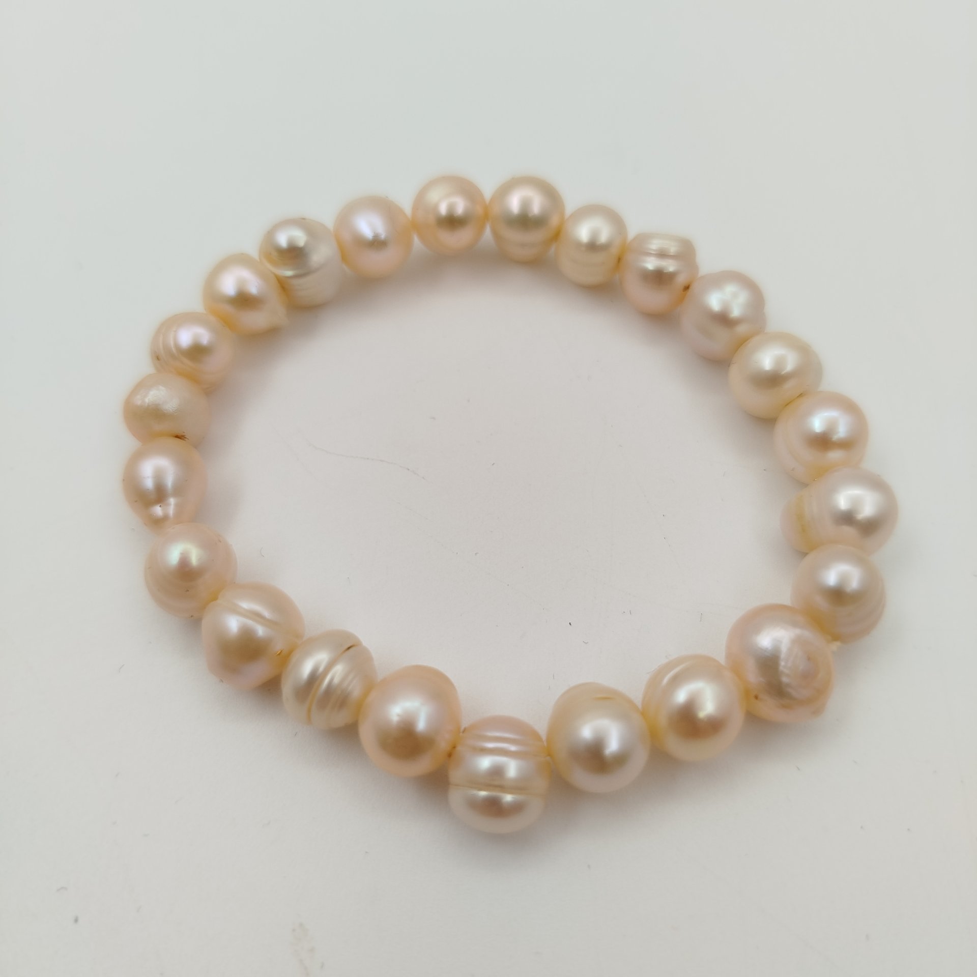 Браслет женский розоватого оттенка