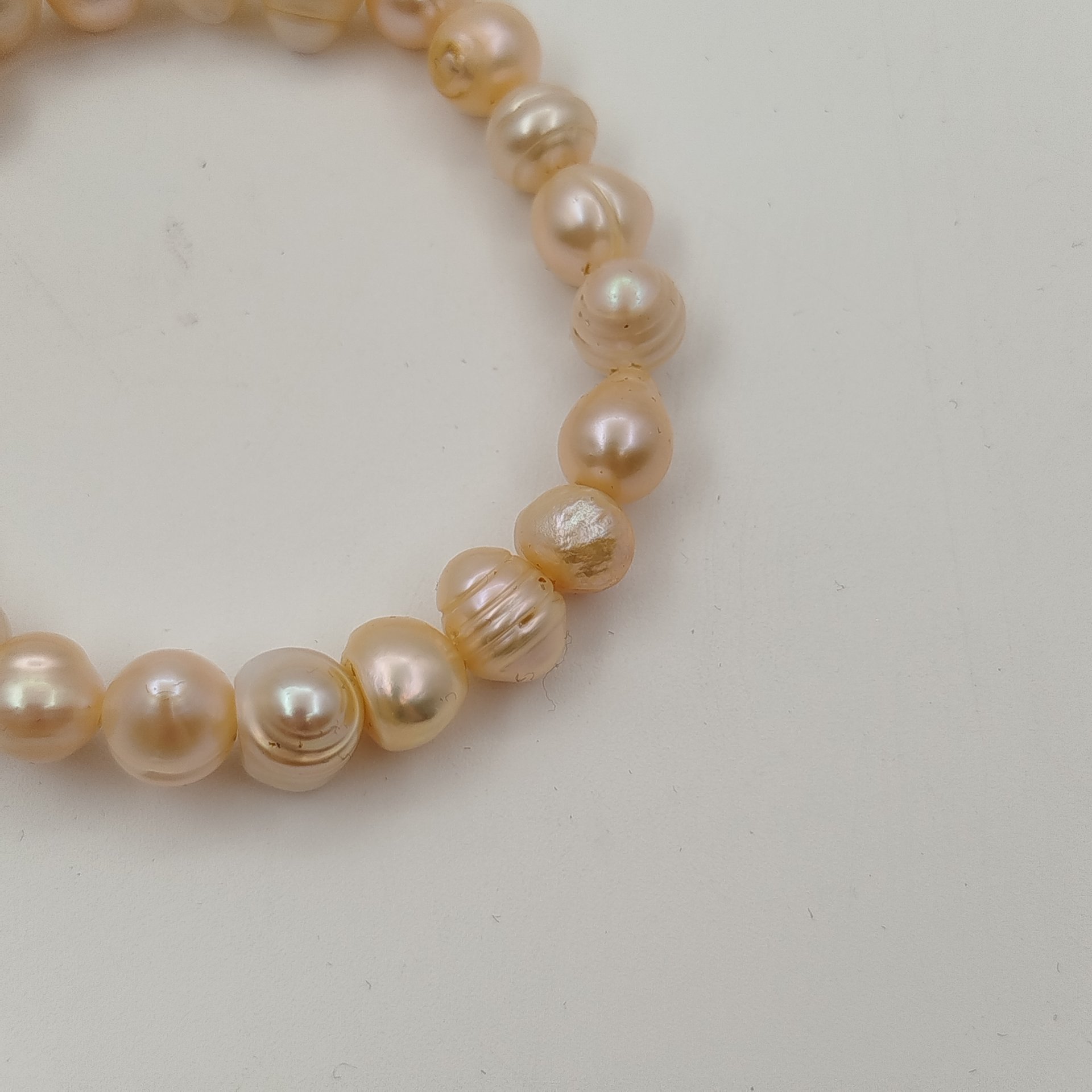 Браслет женский розоватого оттенка