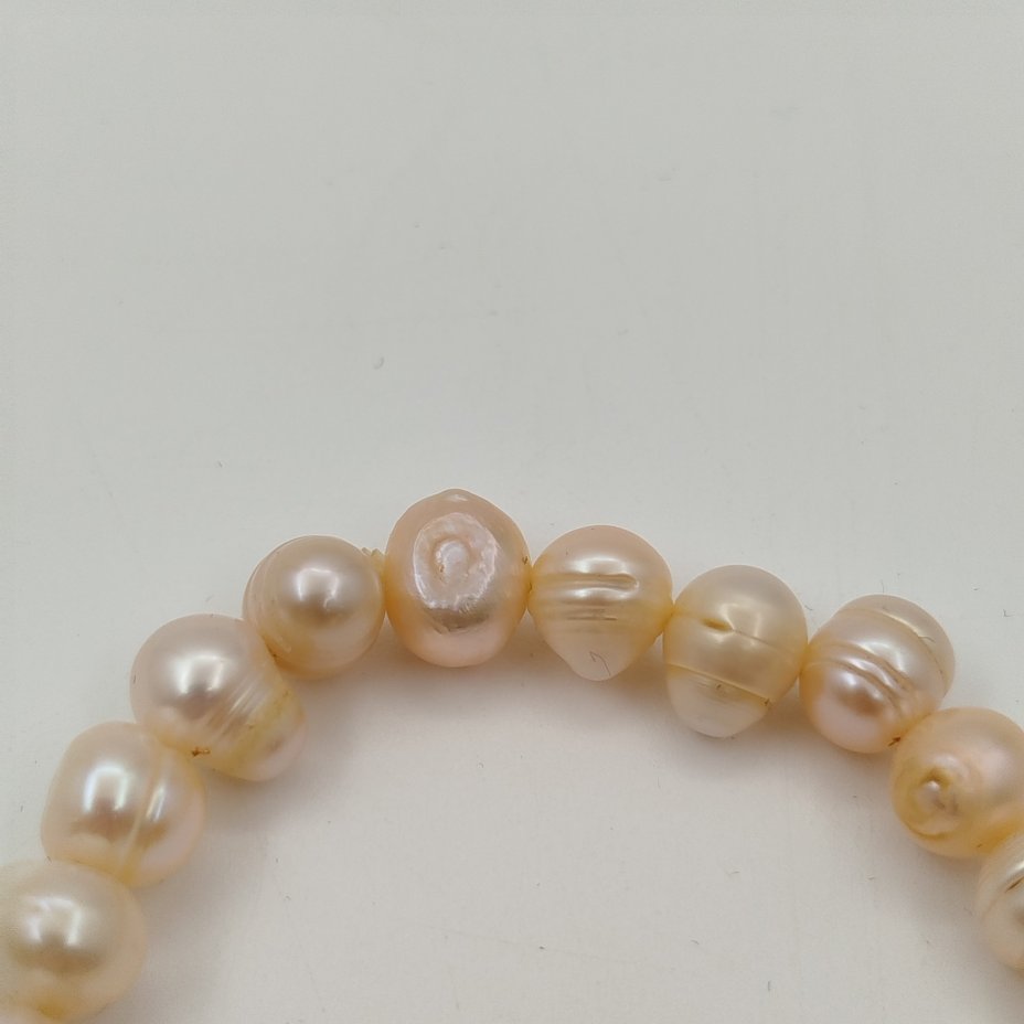 Браслет женский розоватого оттенка