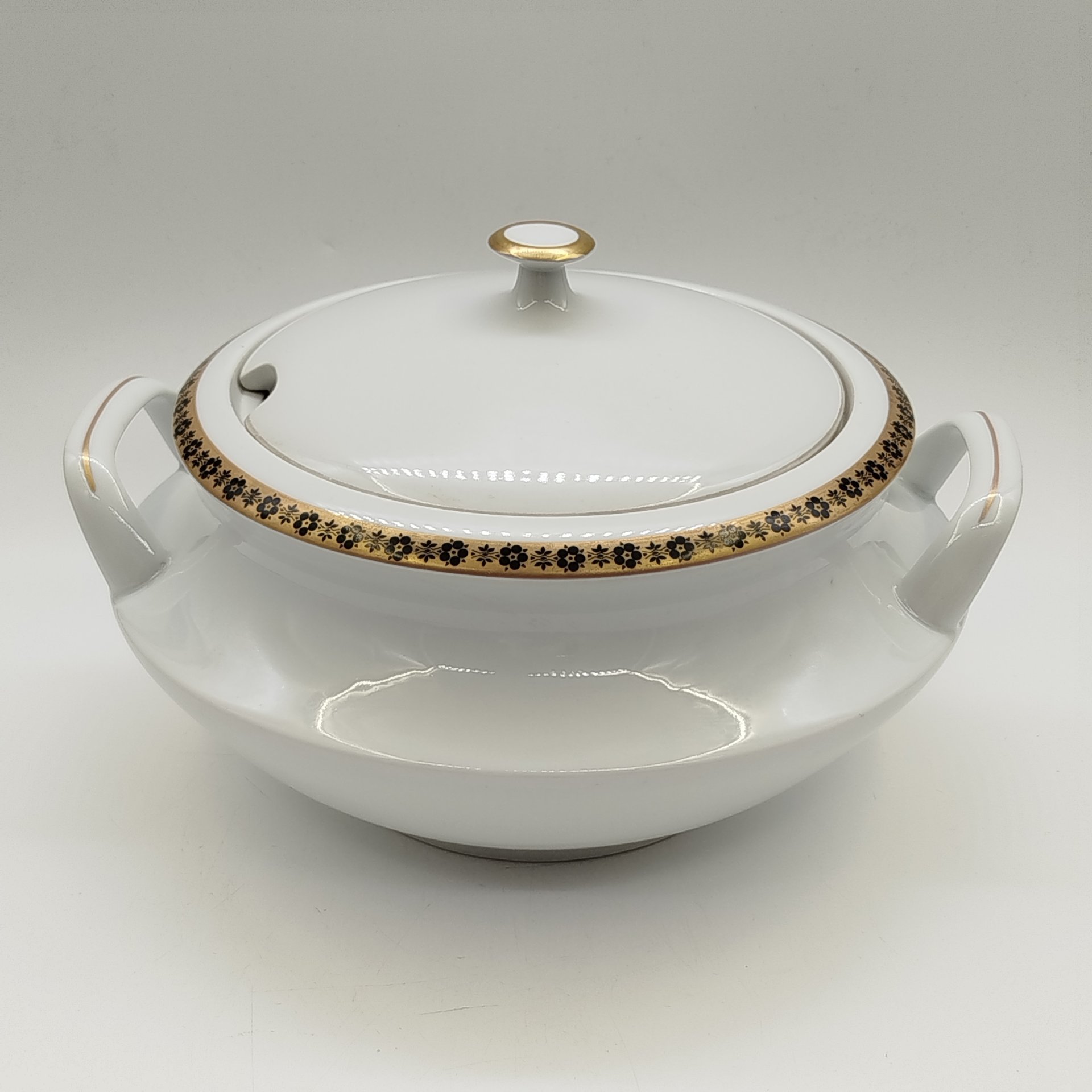 Супница с цветочным декором