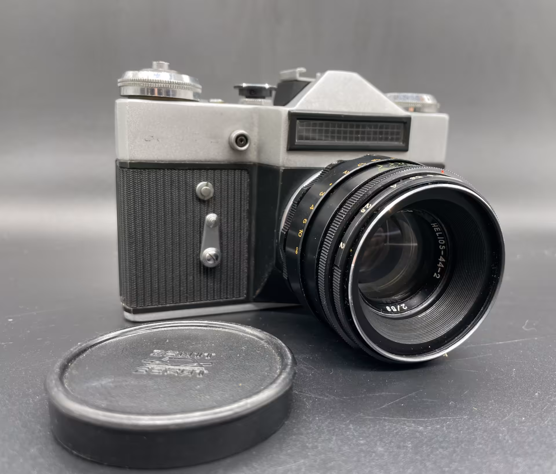 Фотоаппарат "Зенит-Е" с объективом "Гелиос 44-2" в кофре, Белорусское оптико-механическое объединение (БелОМО)