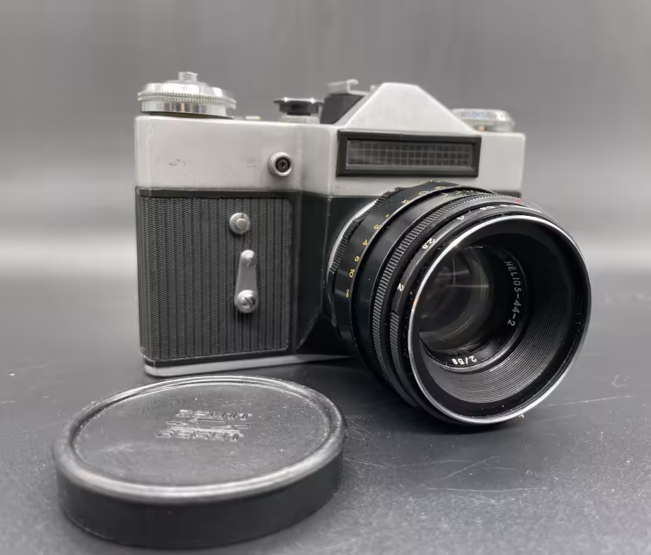 Фотоаппарат "Зенит-Е" с объективом "Гелиос 44-2" в кофре, Белорусское оптико-механическое объединение (БелОМО)