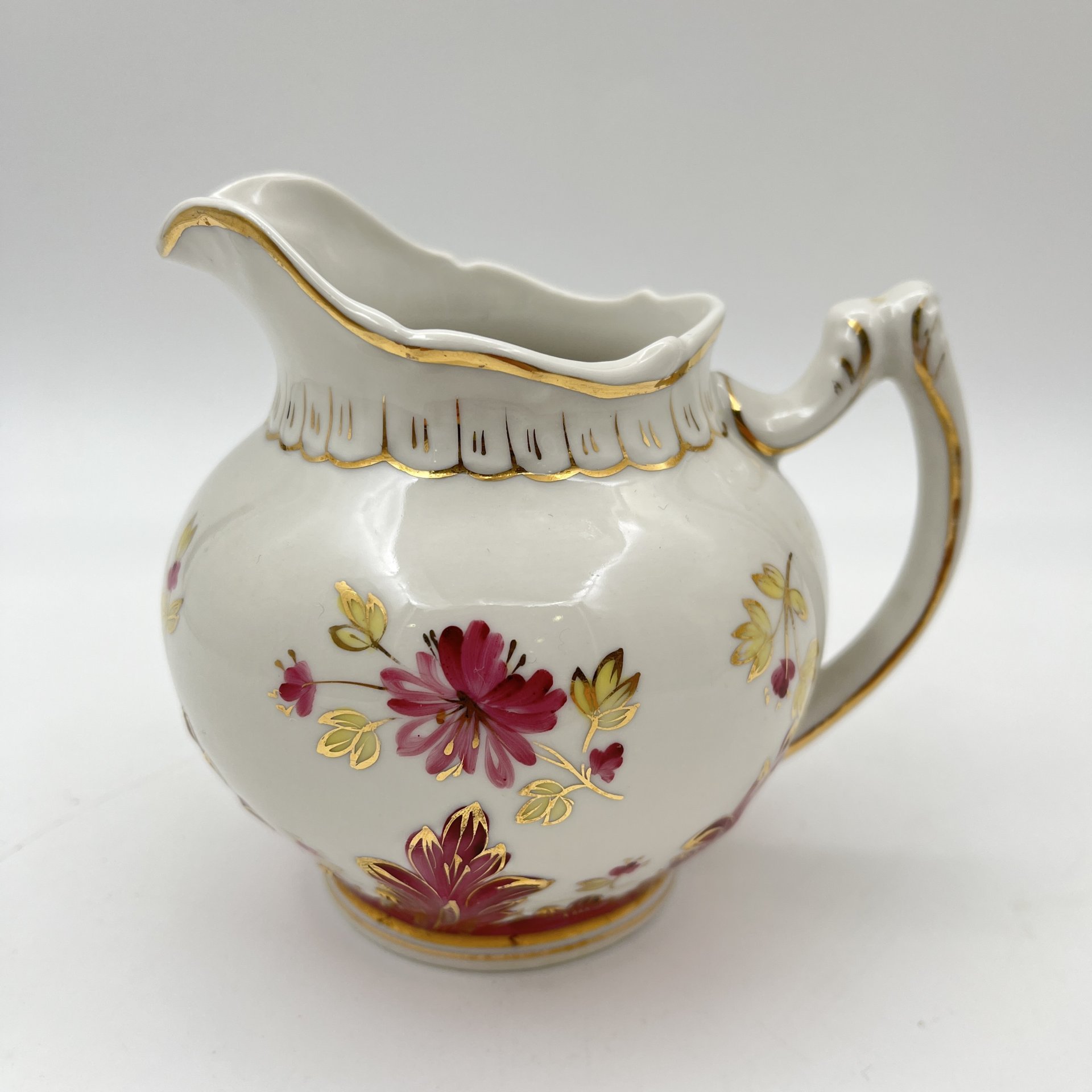 Молочник из сервиза "Барбарис" (пурпурный), автор Е.П. Смирнов