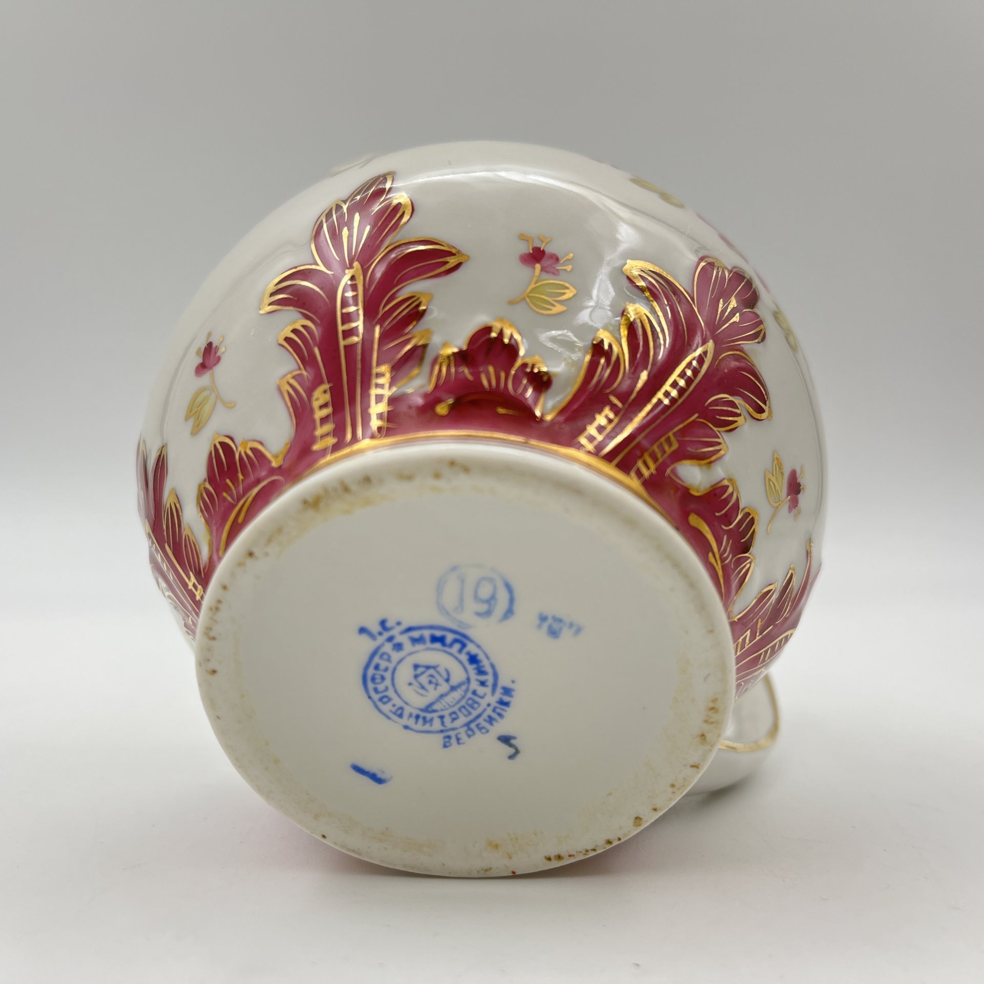 Молочник из сервиза "Барбарис" (пурпурный), автор Е.П. Смирнов