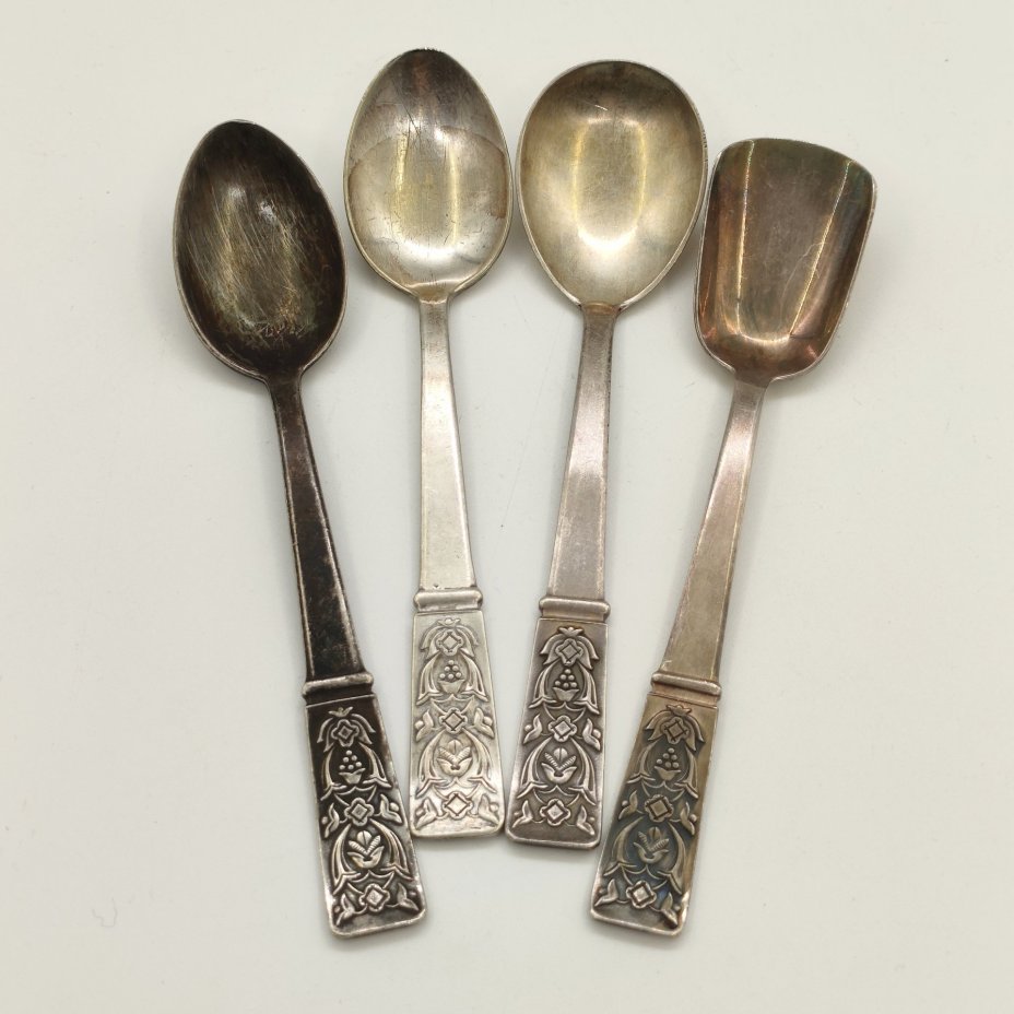 Набор из 4-х чайных ложек разных форм с растительным декором на черенках, мельхиор (медь-никель), Таллинский ювелирный завод, СССР, 1960-1990 гг.
