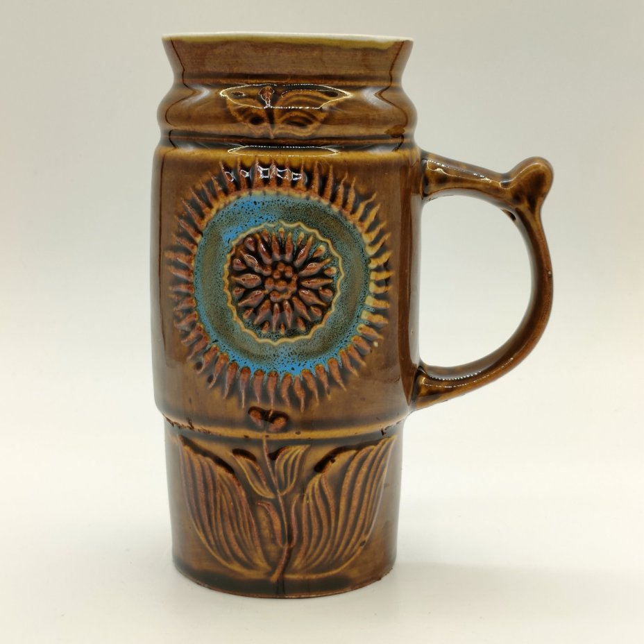 Кружка пивная с рельефным цветочным декором, керамика, цветные поливы, Московский завод «Изолятор», СССР, 1970-1990 гг.