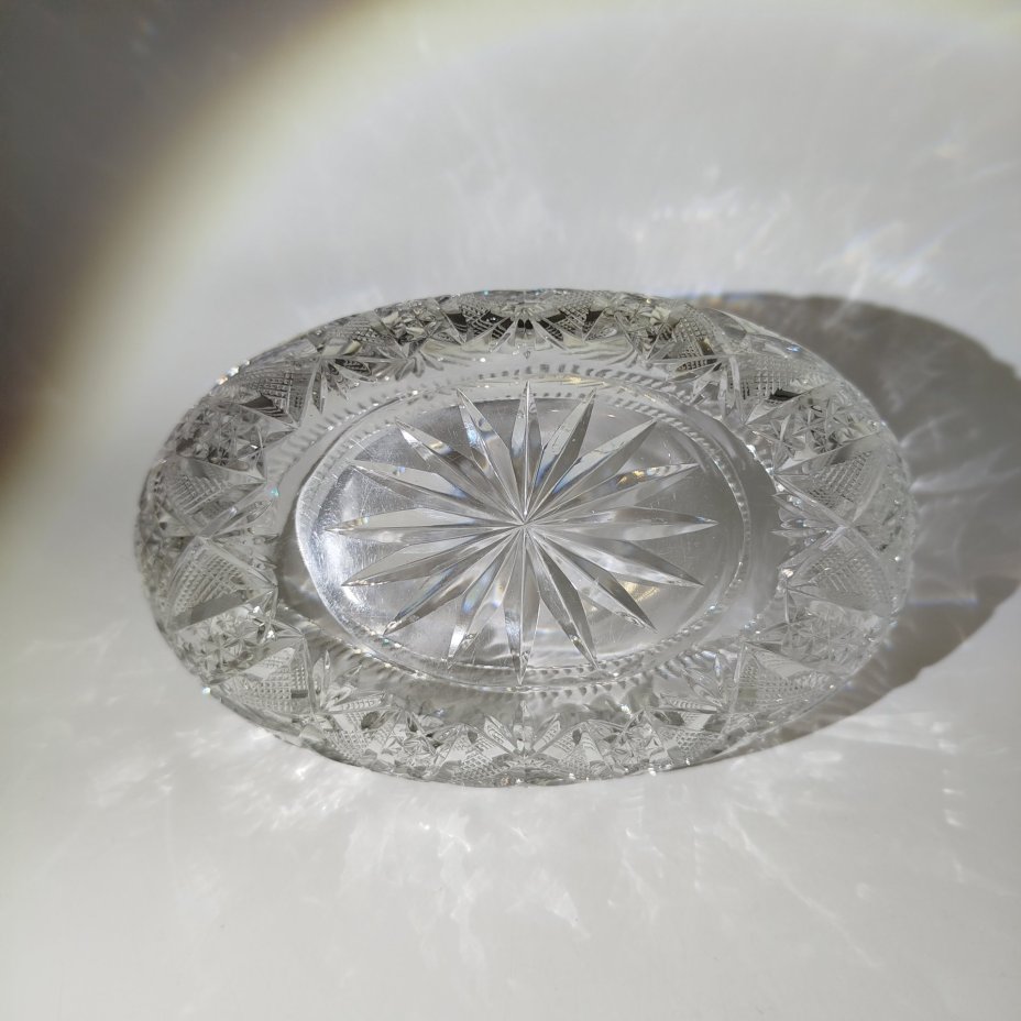Конфетница(салатник) овальной формы с резным декором