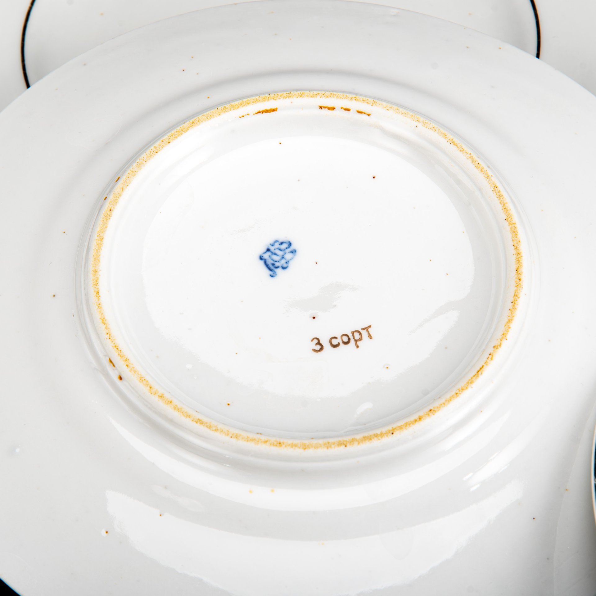 Набор из шести пирожковых тарелок с золотистым кантиком