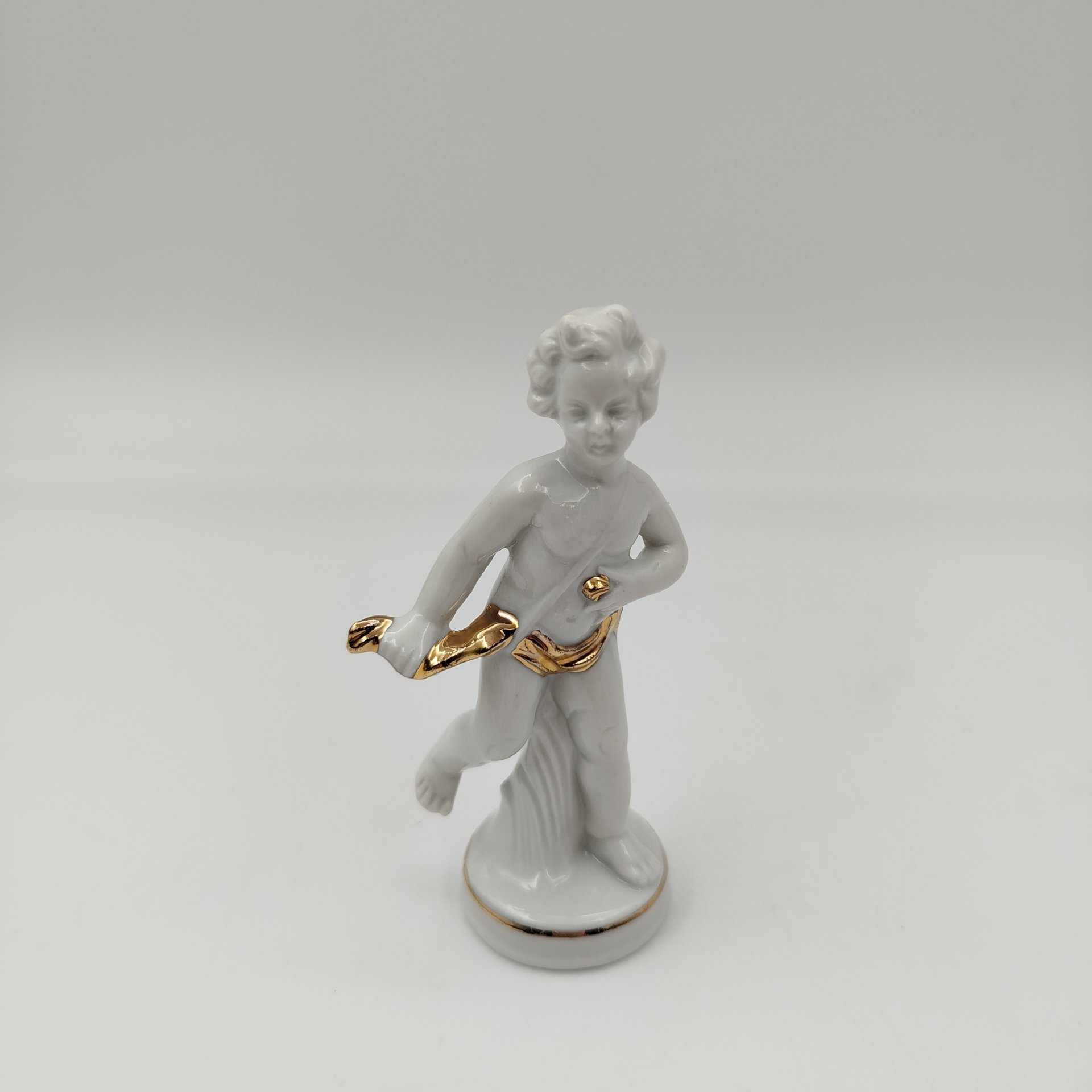 Статуэтка "Путти с золотой лентой", фарфор, золочение, VEB Porzellanfiguren Lippelsdorf (Липпельсдорф), ГДР, 1974-1990 гг.