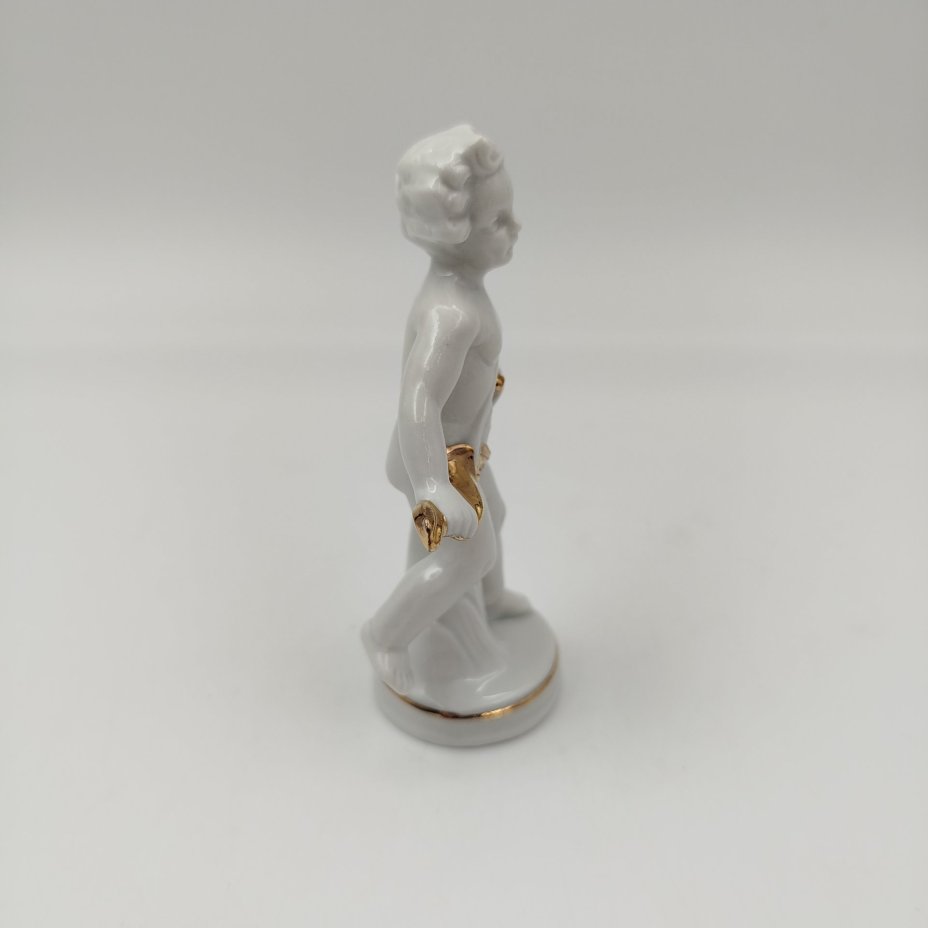 Статуэтка "Путти с золотой лентой", фарфор, золочение, VEB Porzellanfiguren Lippelsdorf (Липпельсдорф), ГДР, 1974-1990 гг.
