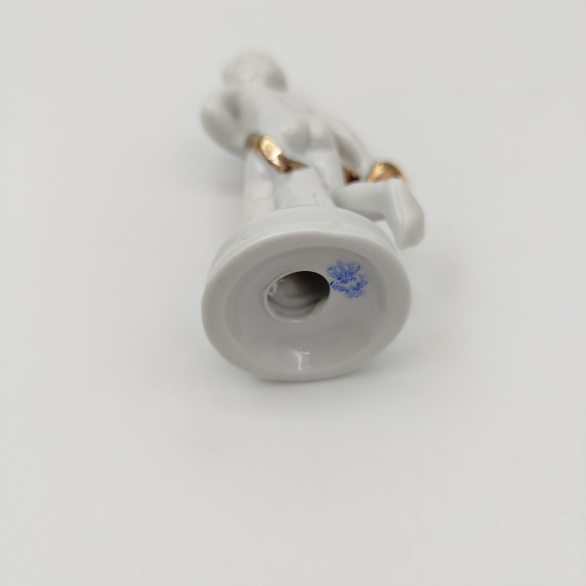 Статуэтка "Путти с золотой лентой", фарфор, золочение, VEB Porzellanfiguren Lippelsdorf (Липпельсдорф), ГДР, 1974-1990 гг.