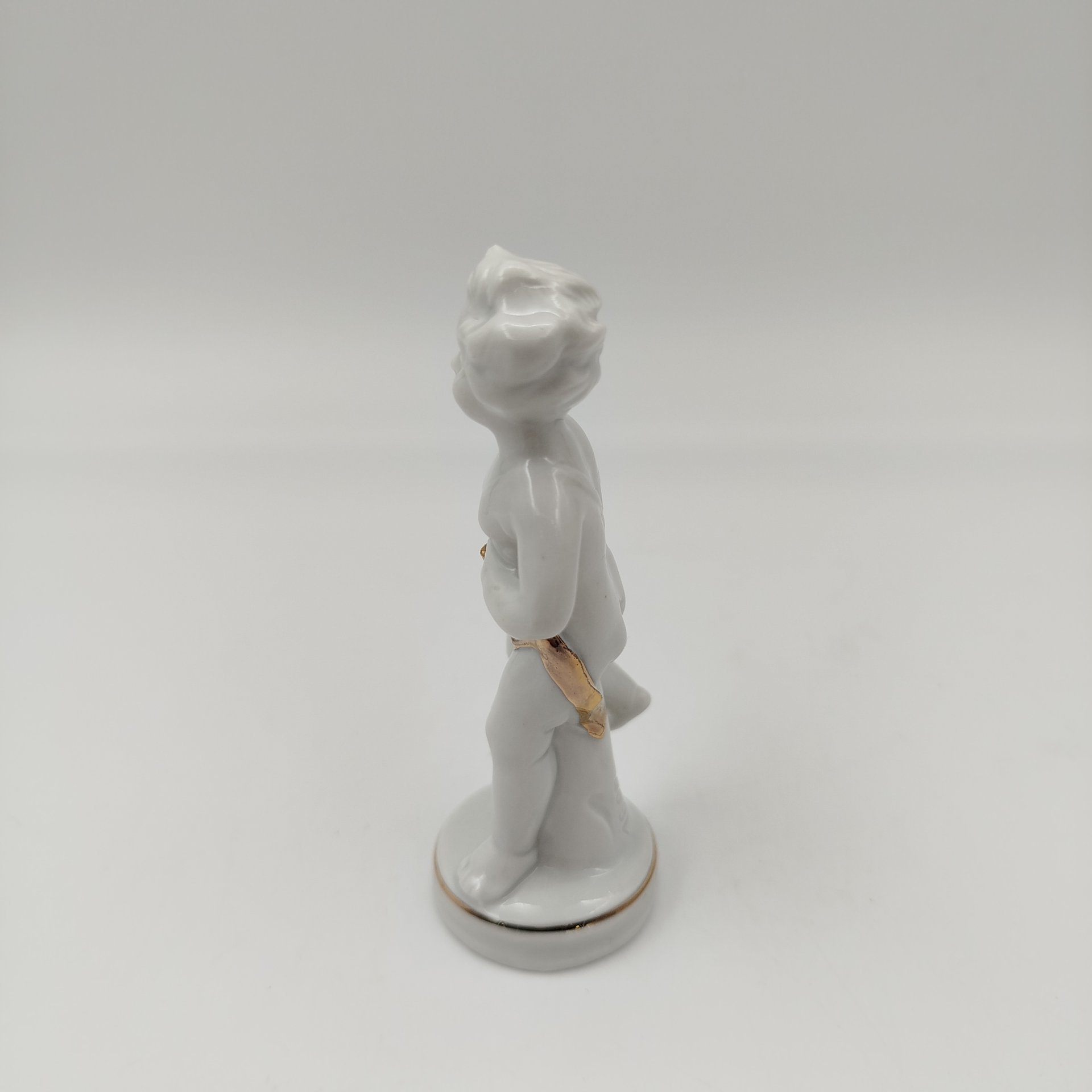 Статуэтка "Путти с золотой лентой", фарфор, золочение, VEB Porzellanfiguren Lippelsdorf (Липпельсдорф), ГДР, 1974-1990 гг., VEB Porzellanfiguren Lippelsdorf (Липпельсдорф)
