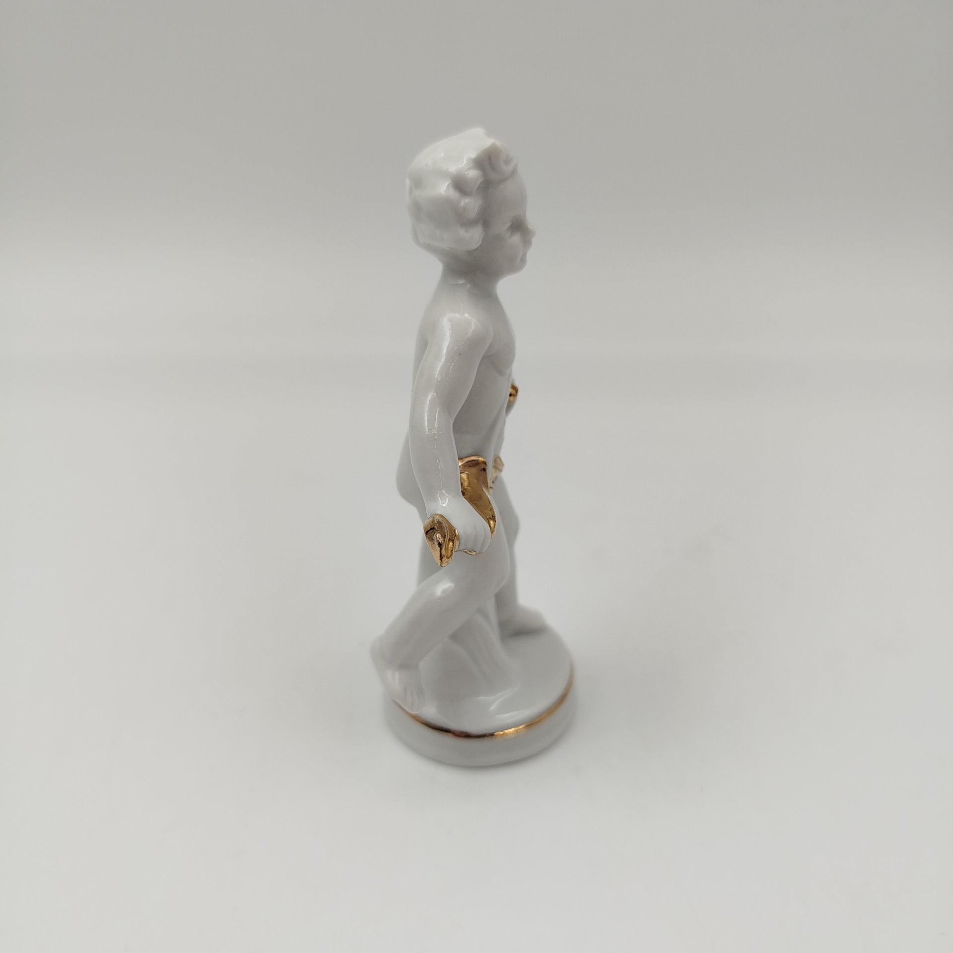 Статуэтка "Путти с золотой лентой", фарфор, золочение, VEB Porzellanfiguren Lippelsdorf (Липпельсдорф), ГДР, 1974-1990 гг., VEB Porzellanfiguren Lippelsdorf (Липпельсдорф)