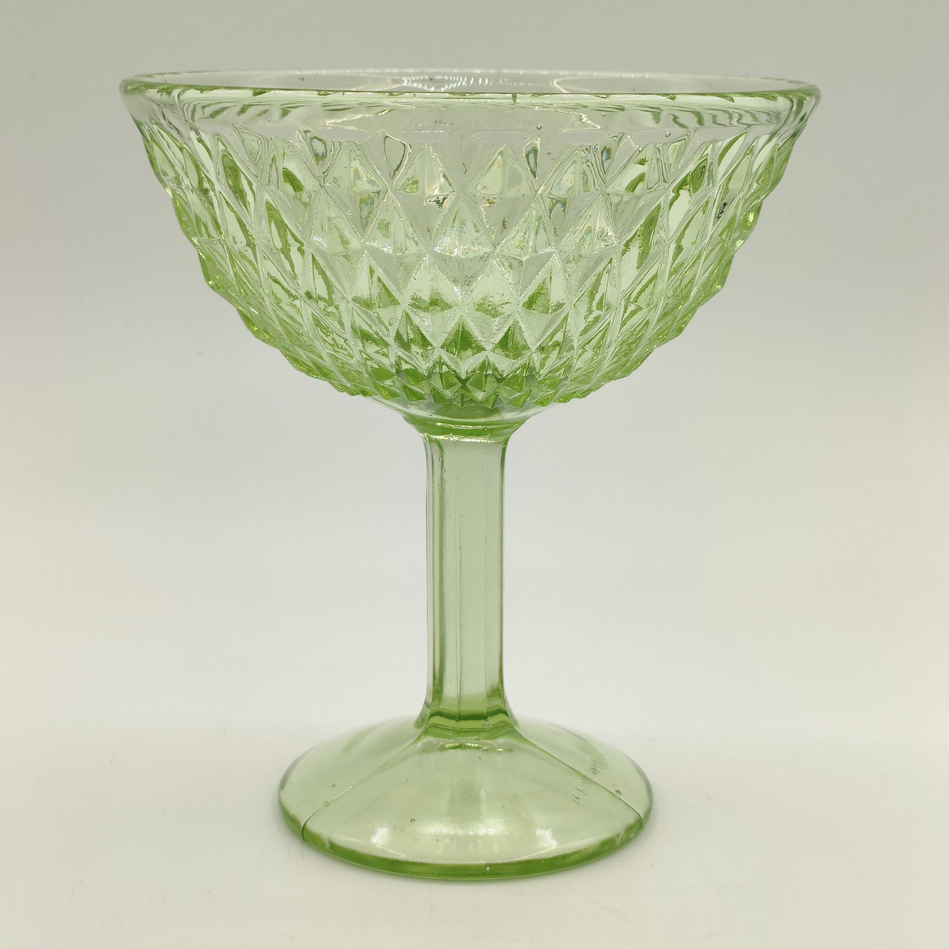 Ваза на ножке для десертов (креманка/конфетница) с геометрическим декором, цветное стекло, пресс, Стеклозавод «Неман», СССР, 1950-1970 гг.