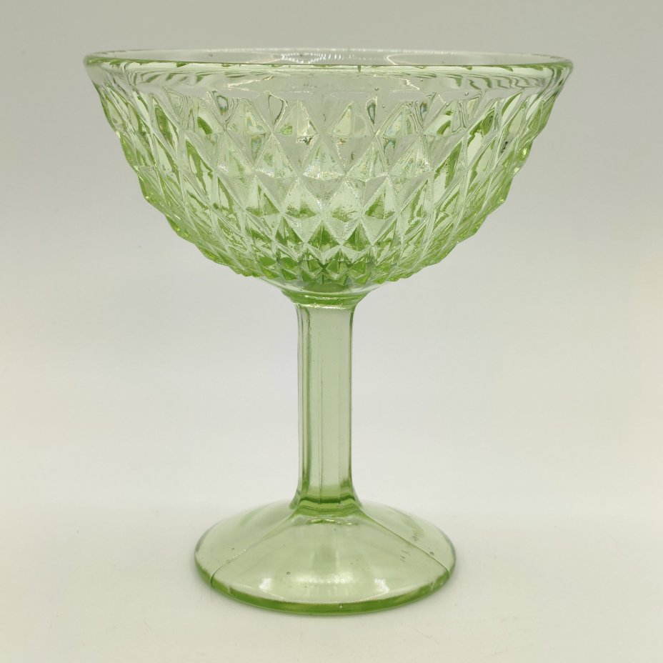 Ваза на ножке для десертов (креманка/конфетница) с геометрическим декором, цветное стекло, пресс, Стеклозавод «Неман», СССР, 1950-1970 гг.