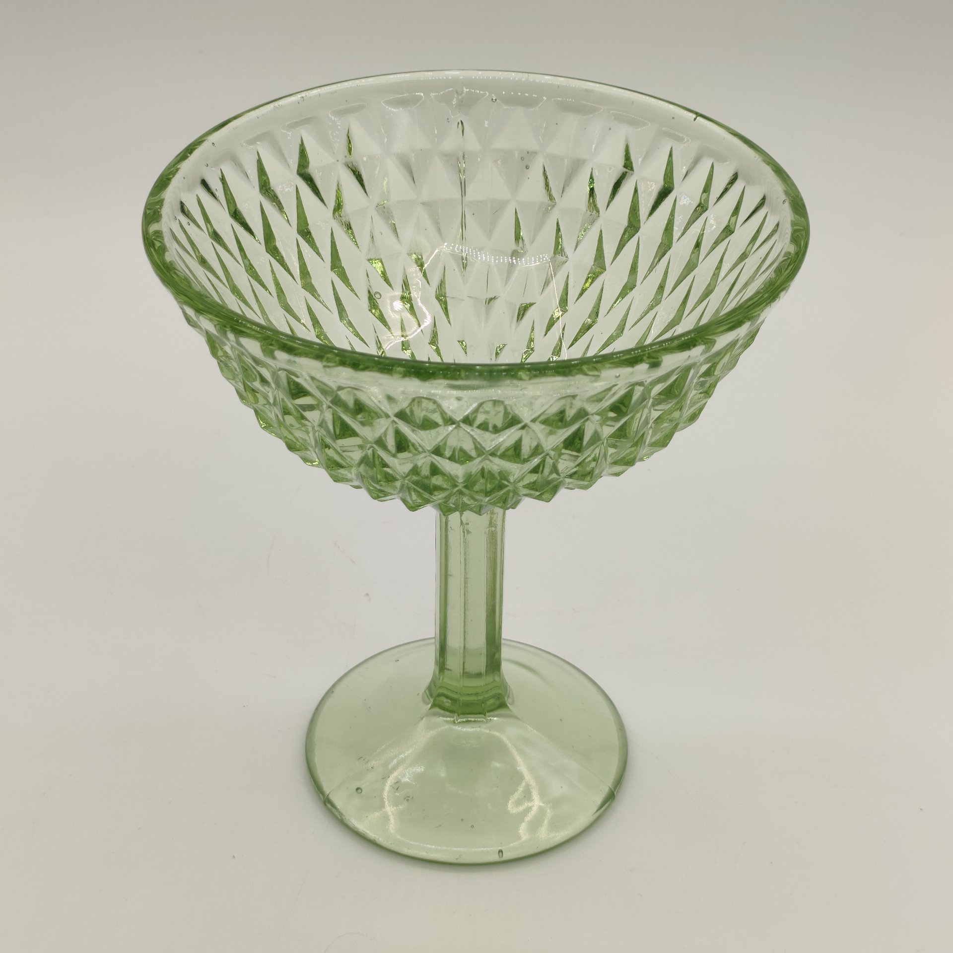 Ваза на ножке для десертов (креманка/конфетница) с геометрическим декором, цветное стекло, пресс, Стеклозавод «Неман», СССР, 1950-1970 гг.