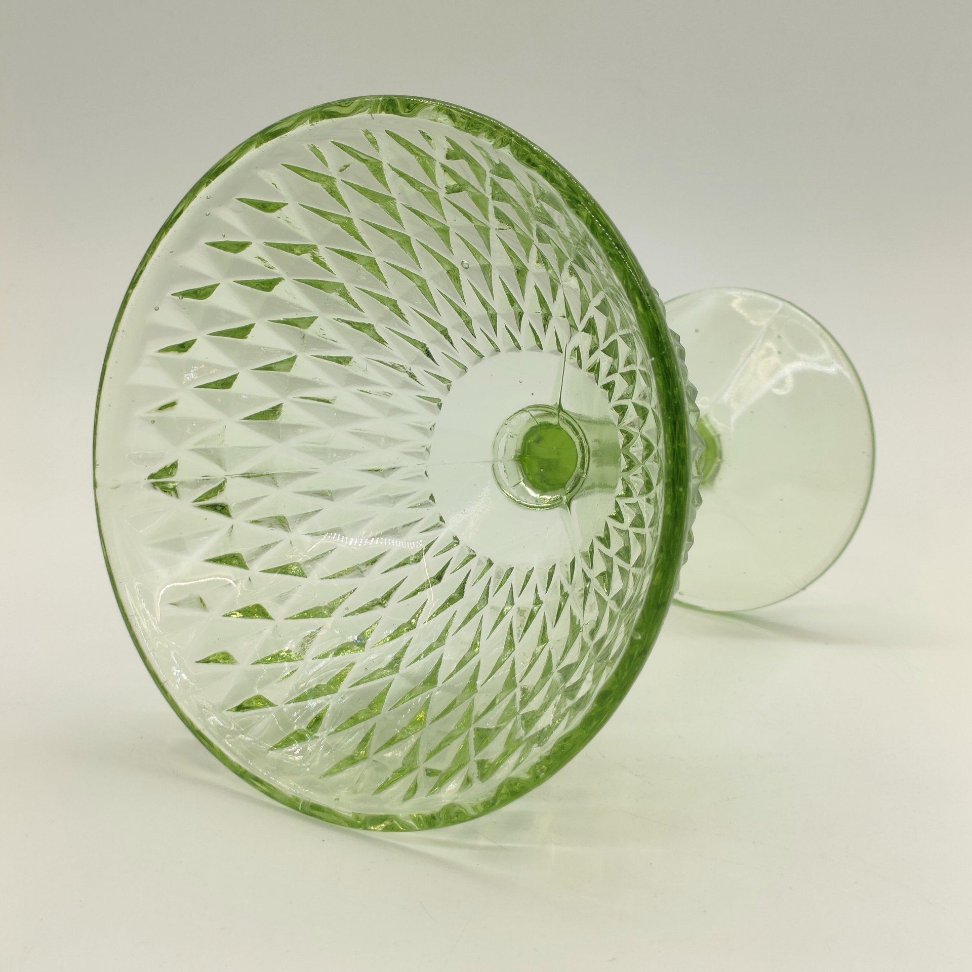 Ваза на ножке для десертов (креманка/конфетница) с геометрическим декором, цветное стекло, пресс, Стеклозавод «Неман», СССР, 1950-1970 гг.