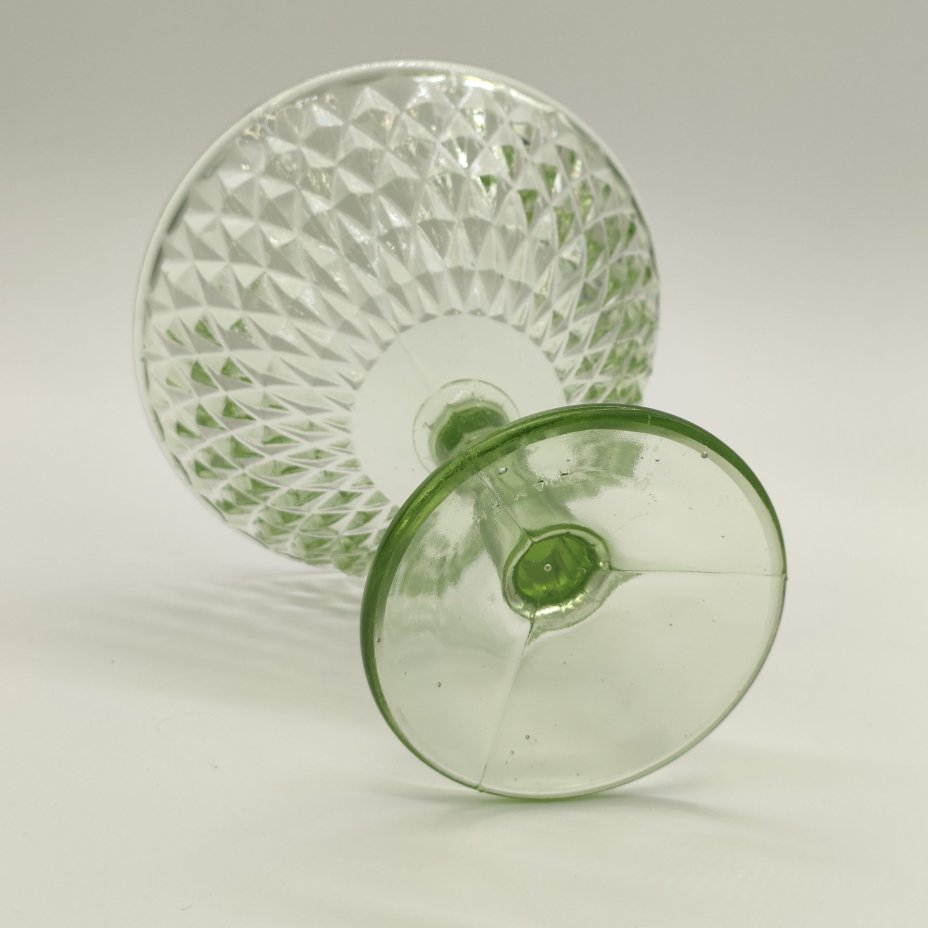 Ваза на ножке для десертов (креманка/конфетница) с геометрическим декором, цветное стекло, пресс, Стеклозавод «Неман», СССР, 1950-1970 гг.