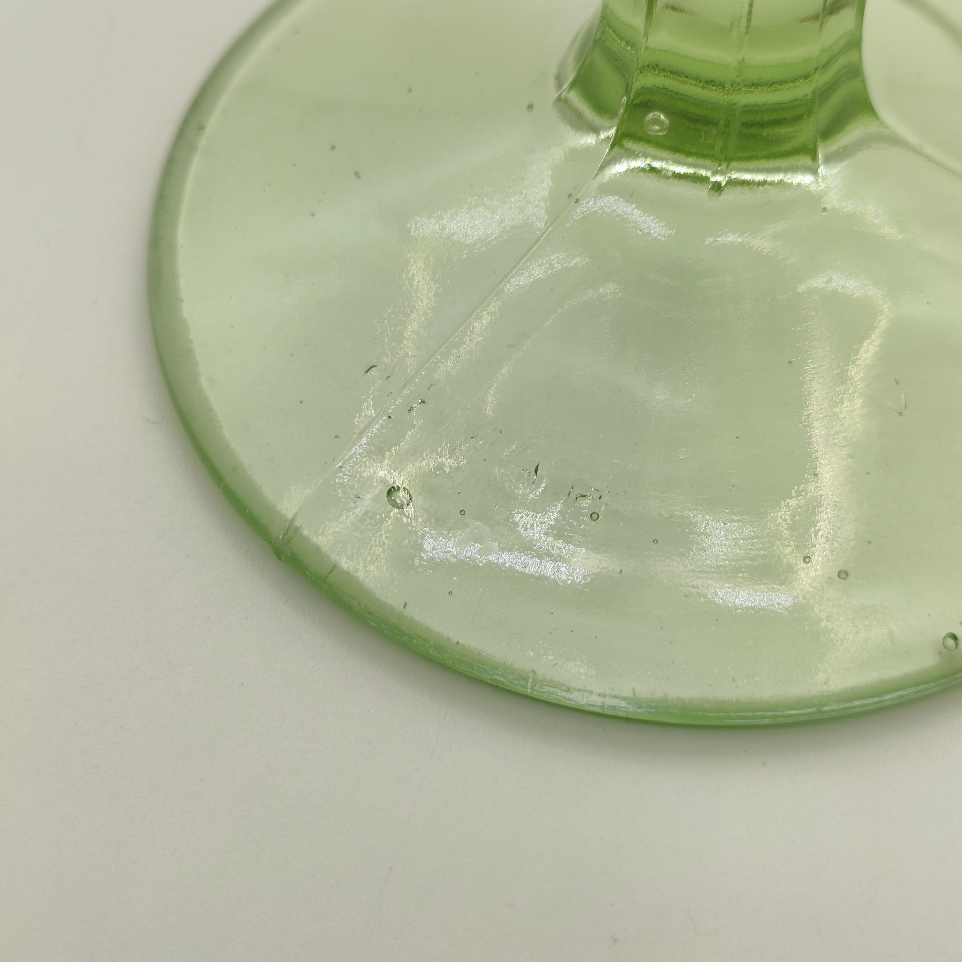 Ваза на ножке для десертов (креманка/конфетница) с геометрическим декором, цветное стекло, пресс, Стеклозавод «Неман», СССР, 1950-1970 гг.