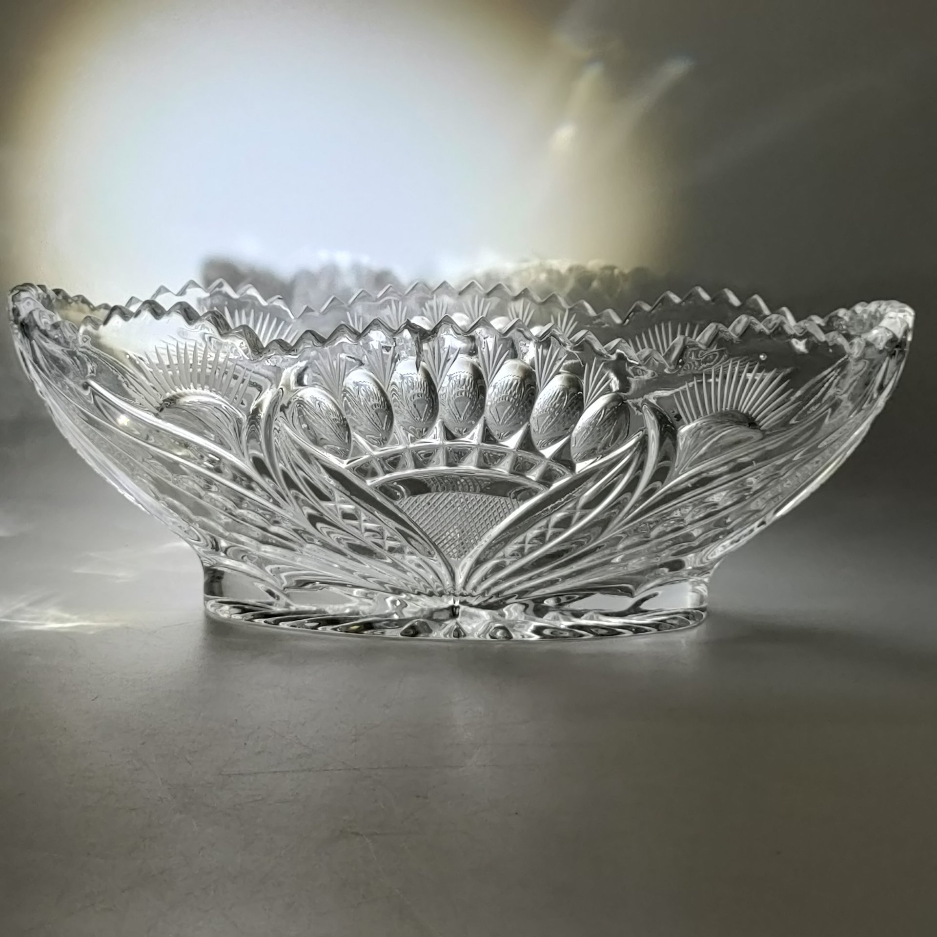 Конфетница (салатник) в форме ладьи с резным рельефным декором, хрусталь, алмазная грань, СССР, 1970-1990 гг.