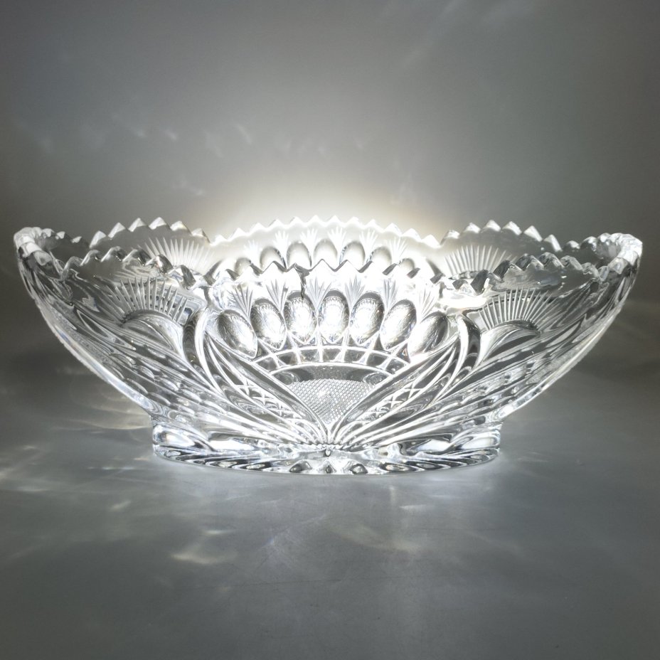 Конфетница (салатник) в форме ладьи с резным рельефным декором