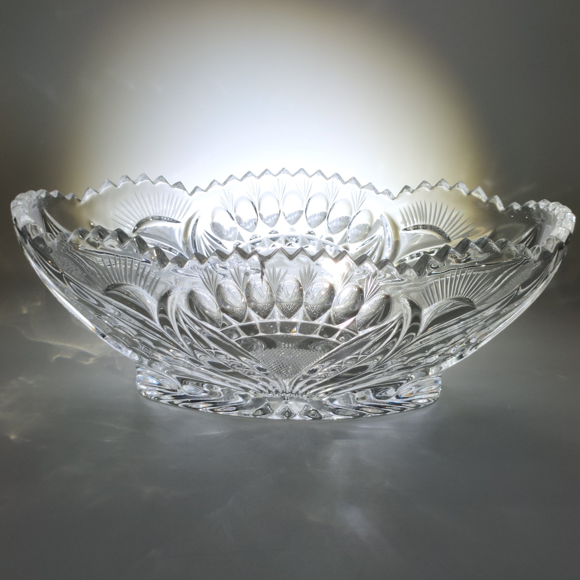 Конфетница (салатник) в форме ладьи с резным рельефным декором, хрусталь, алмазная грань, СССР, 1970-1990 гг.