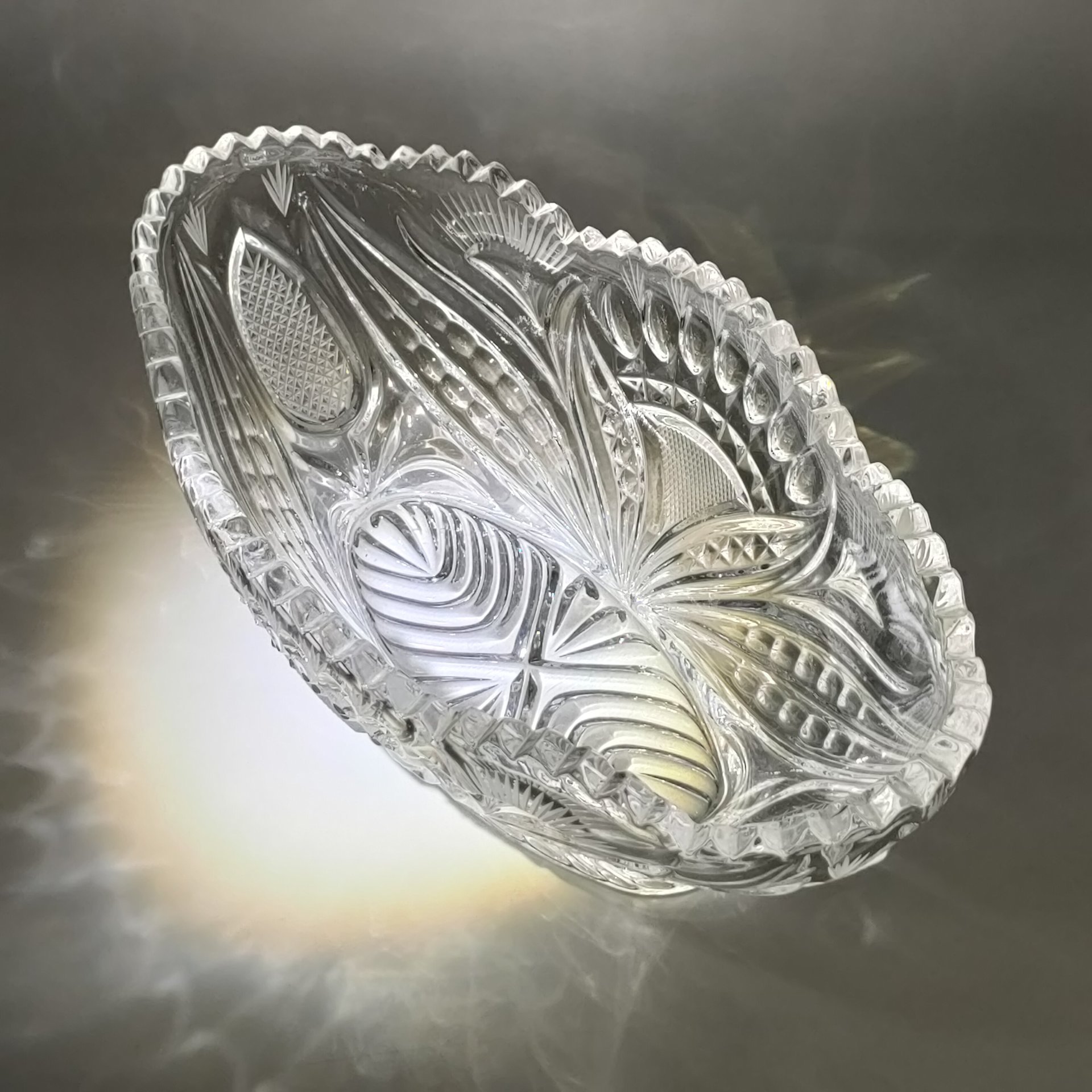 Конфетница (салатник) в форме ладьи с резным рельефным декором, хрусталь, алмазная грань, СССР, 1970-1990 гг.
