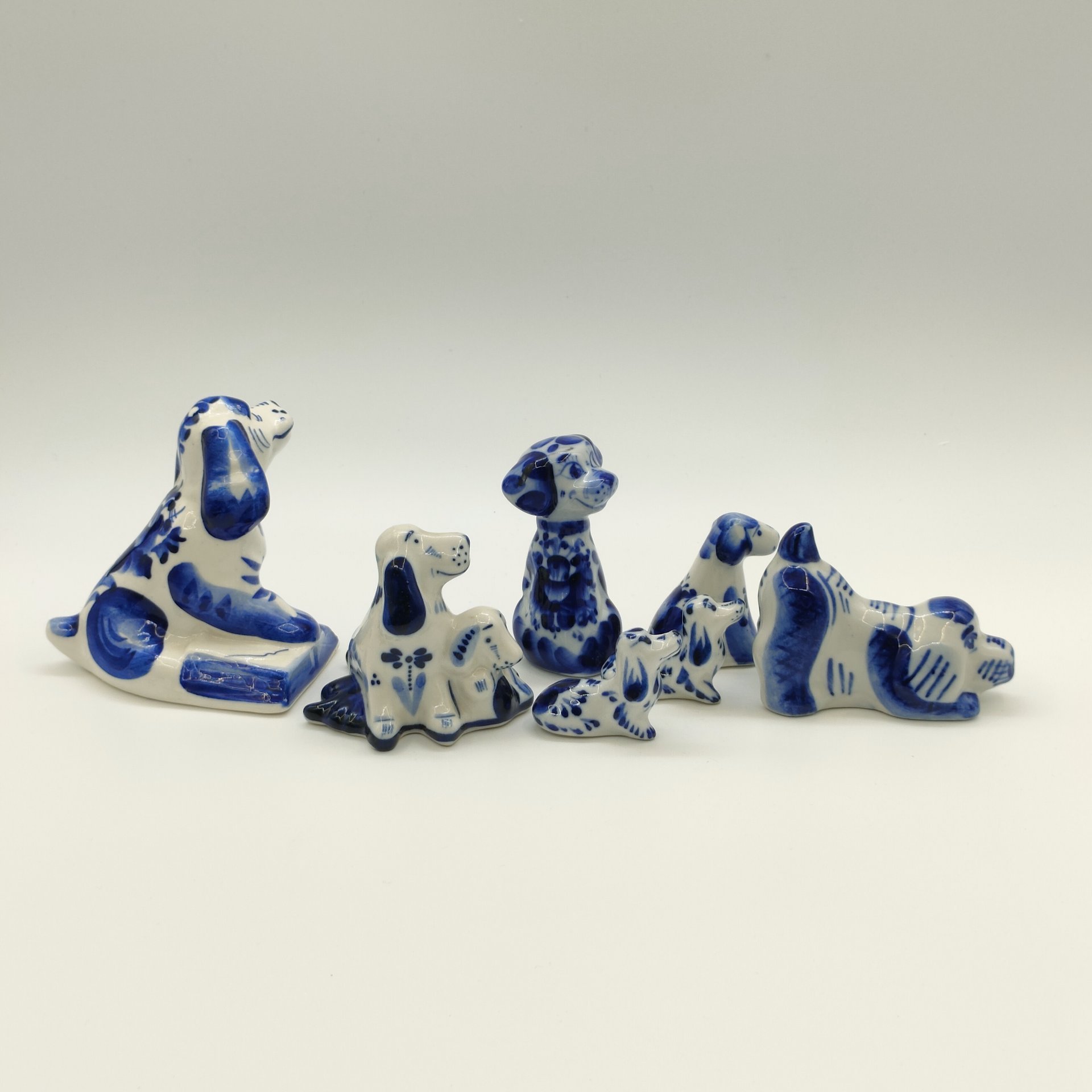 Набор из семи статуэток "Собаки", фарфор, роспись, Россия, 1980-2010 гг.