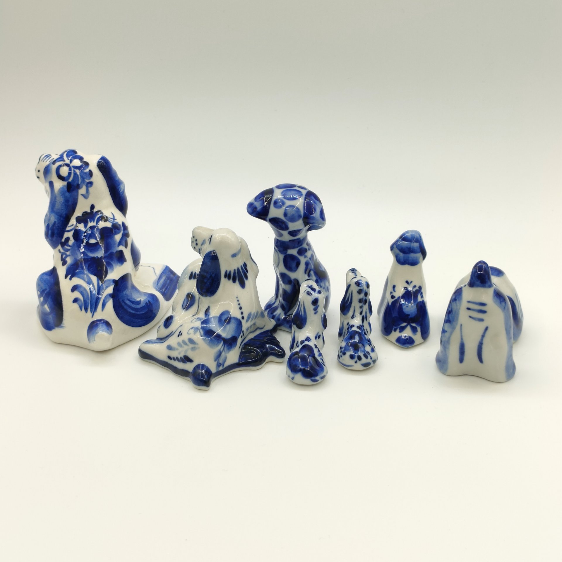 Набор из семи статуэток "Собаки", фарфор, роспись, Россия, 1980-2010 гг.