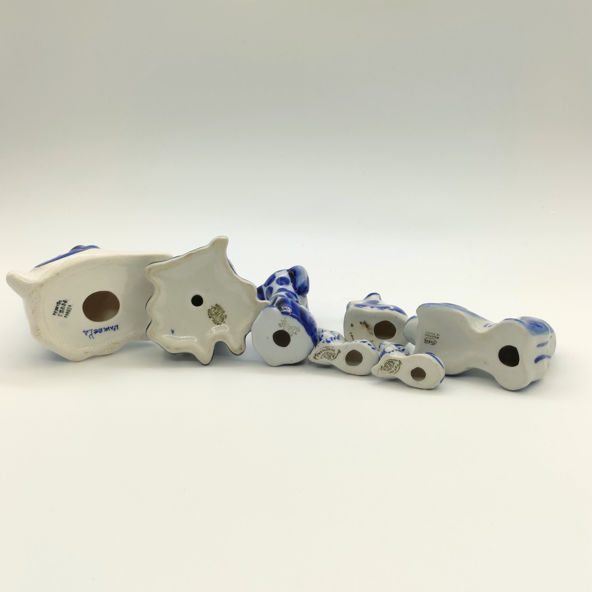 Набор из семи статуэток "Собаки", фарфор, роспись, Россия, 1980-2010 гг.