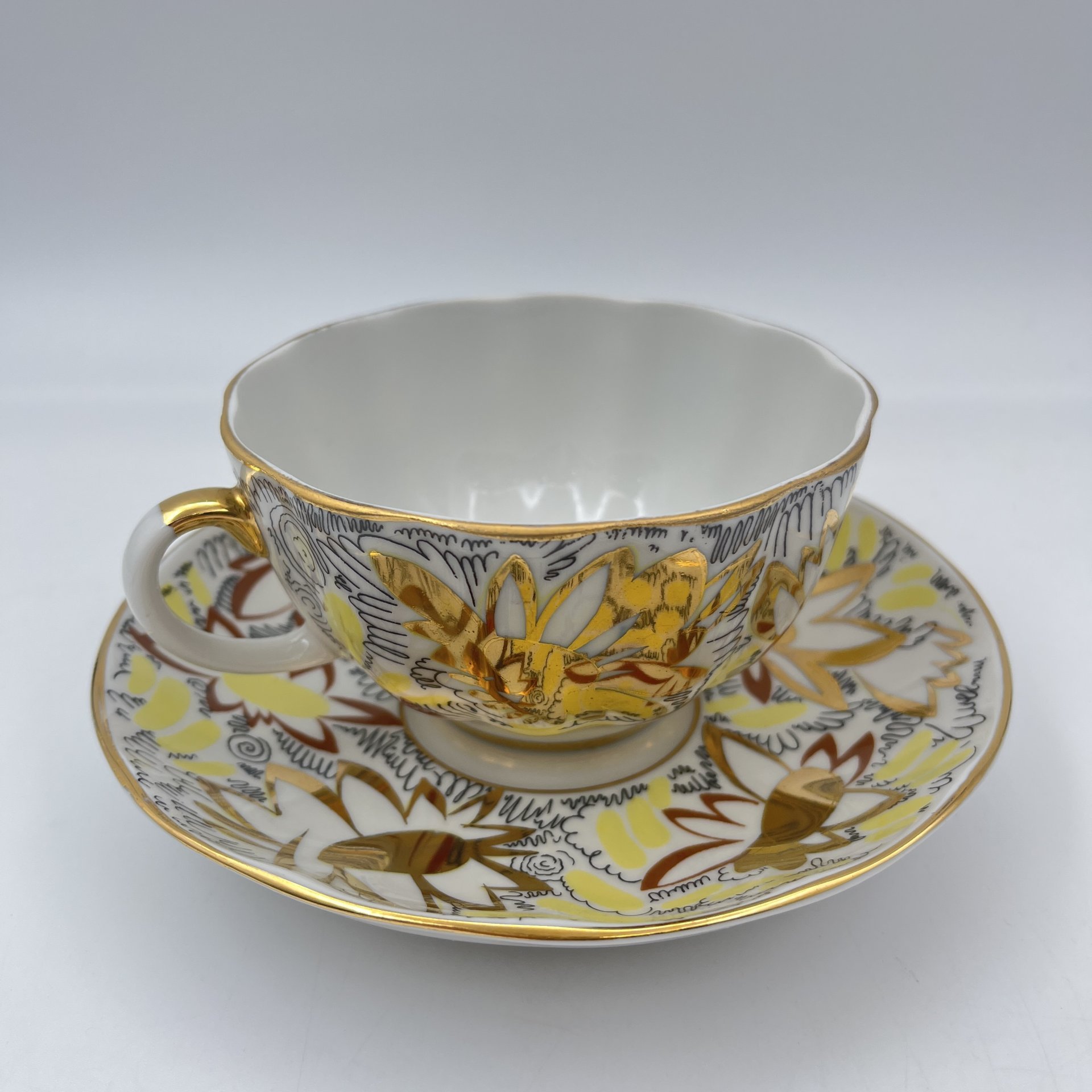 Пара чайная "Золотые ромашки", автор росписи Л.И. Григорьева, форма "Тюльпан", фарфор, деколь, золочение, Ленинградский фарфоровый завод (ЛФЗ), СССР, 1970-1986 гг.