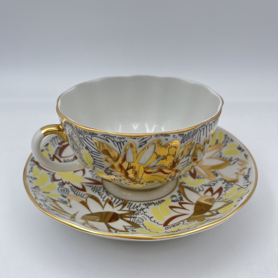 Пара чайная "Золотые ромашки", автор росписи Л.И. Григорьева, форма "Тюльпан", фарфор, деколь, золочение, Ленинградский фарфоровый завод (ЛФЗ), СССР, 1970-1986 гг.