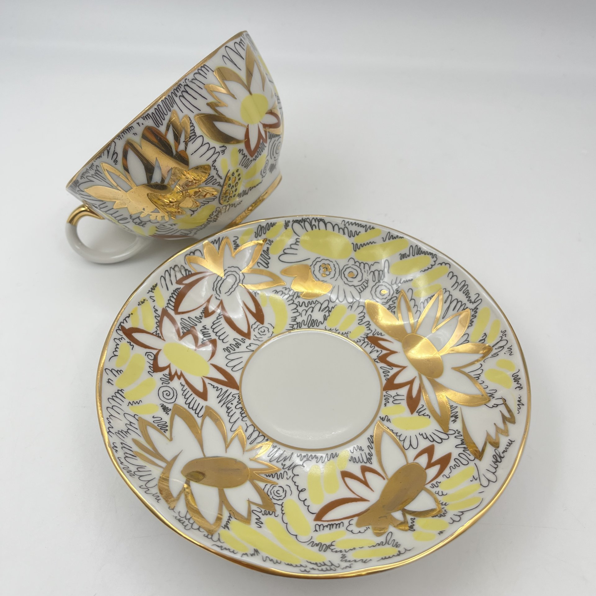 Пара чайная "Золотые ромашки", автор росписи Л.И. Григорьева, форма "Тюльпан", фарфор, деколь, золочение, Ленинградский фарфоровый завод (ЛФЗ), СССР, 1970-1986 гг.