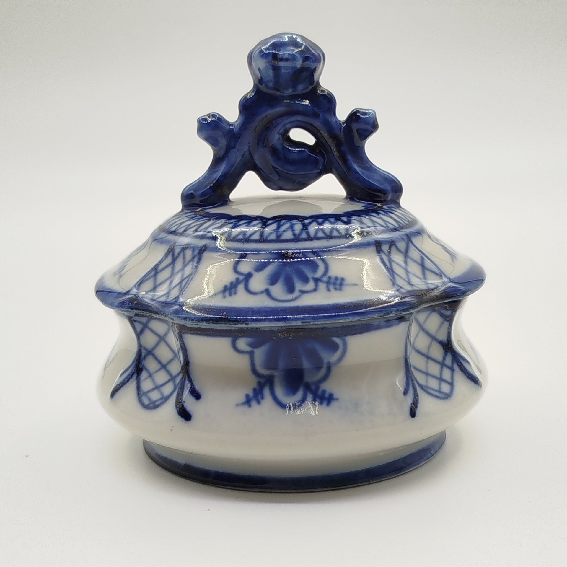 Шкатулка с цветочным декором, Гжель