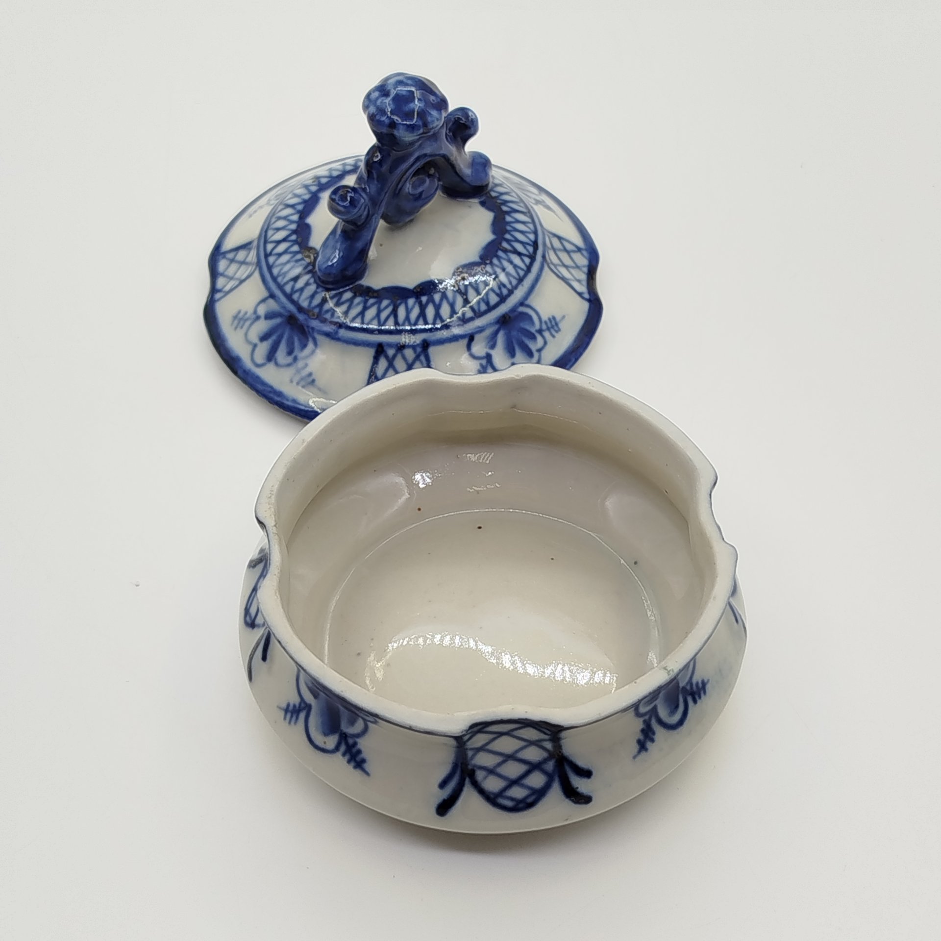 Шкатулка с цветочным декором, Гжель