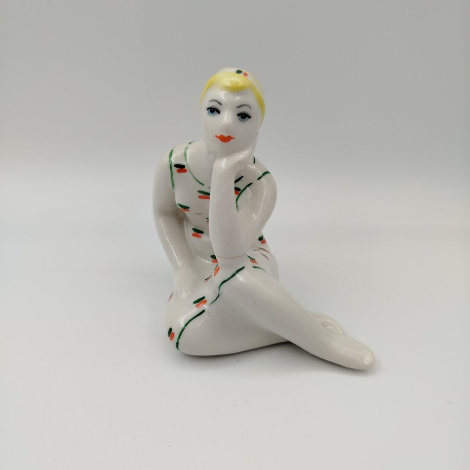Статуэтка «Девушка задумалась» («Мечтательница»), фарфор, роспись, Артель «Прогресс», СССР, 1960-1970 гг.