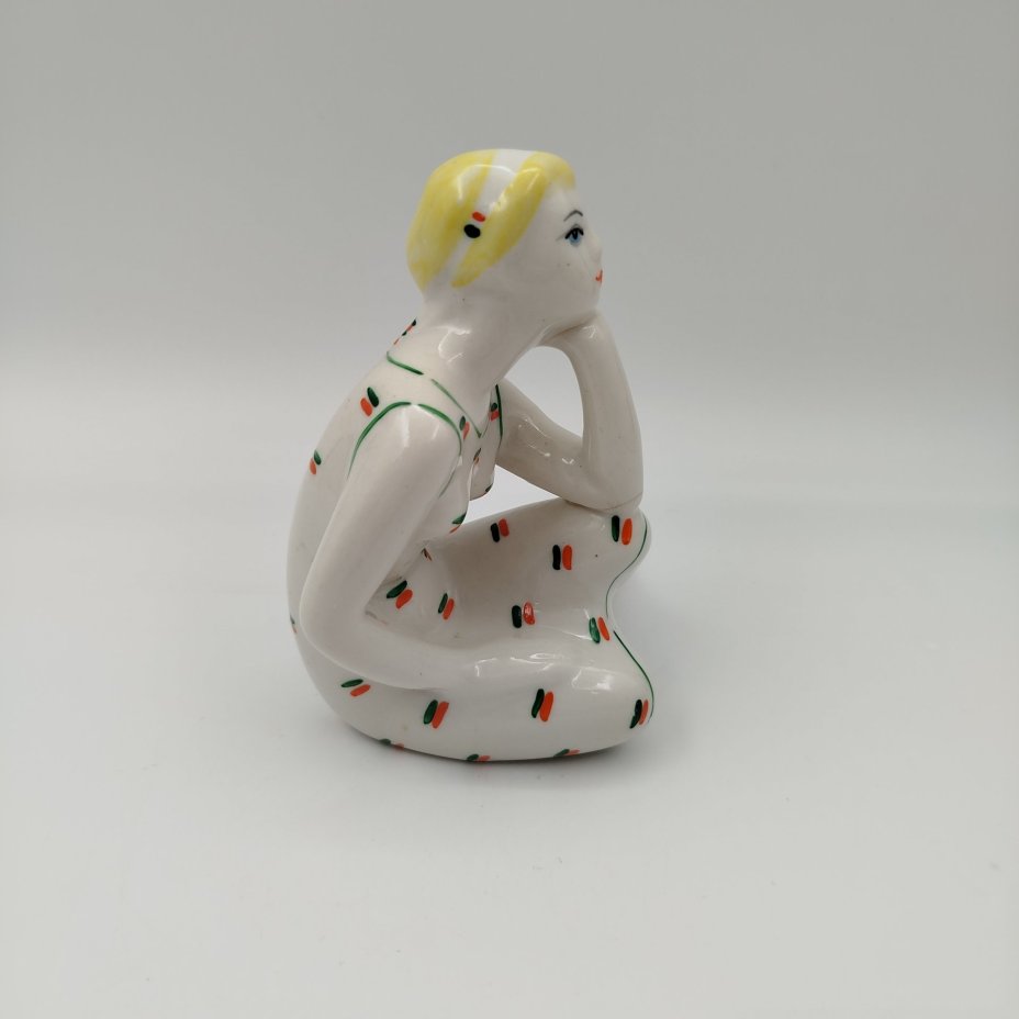 Статуэтка «Девушка задумалась» («Мечтательница»), фарфор, роспись, Артель «Прогресс», СССР, 1960-1970 гг.