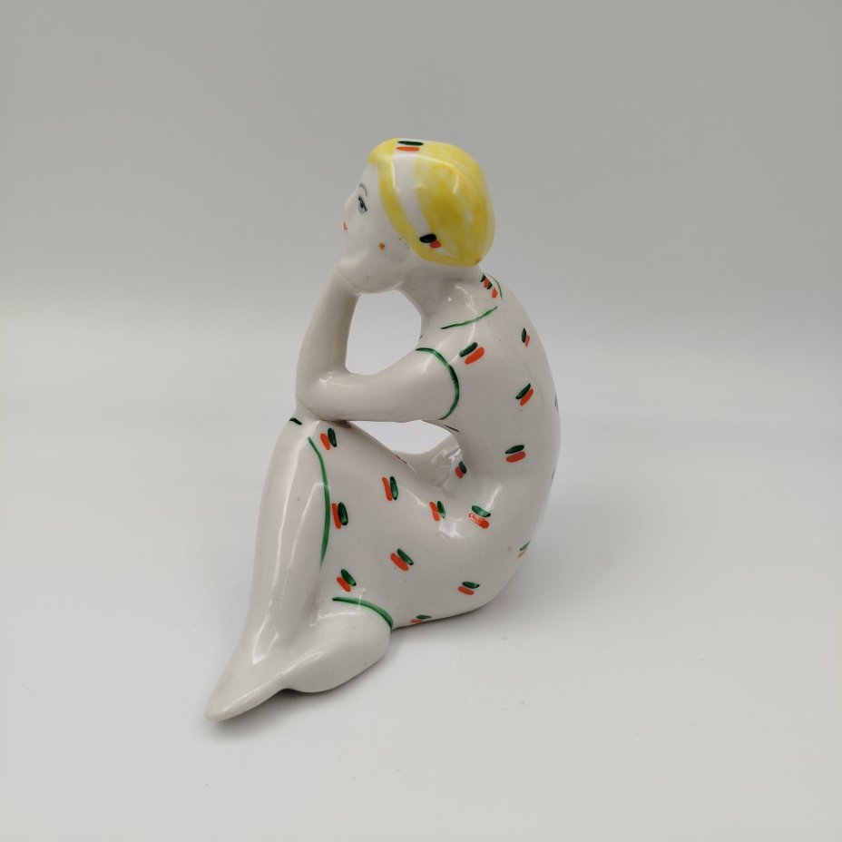 Статуэтка «Девушка задумалась» («Мечтательница»), фарфор, роспись, Артель «Прогресс», СССР, 1960-1970 гг.