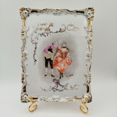 Блюдо квадратной формы, украшенное галантной сценой, фарфор, деколь, золочение, Западная Европа, 1900-1930 гг.