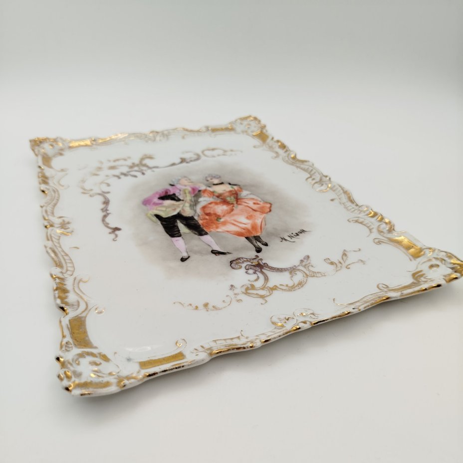 Блюдо квадратной формы, украшенное галантной сценой