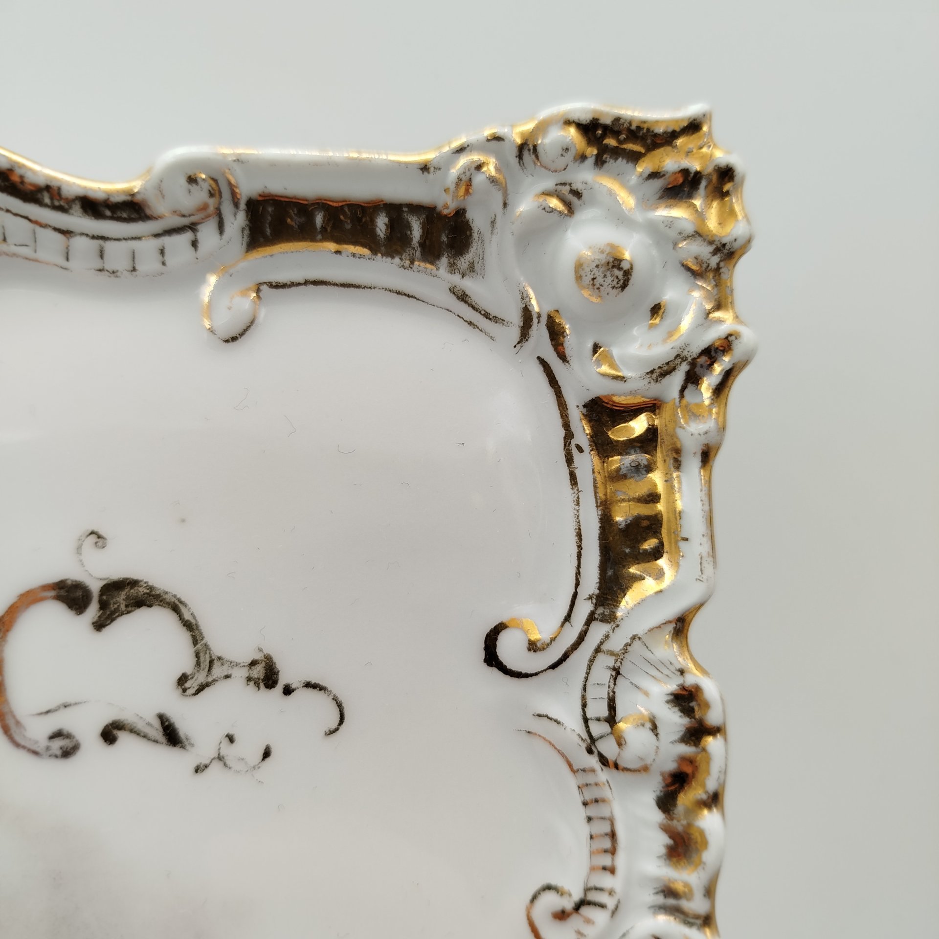 Блюдо квадратной формы, украшенное галантной сценой, фарфор, деколь, золочение, Западная Европа, 1900-1930 гг.