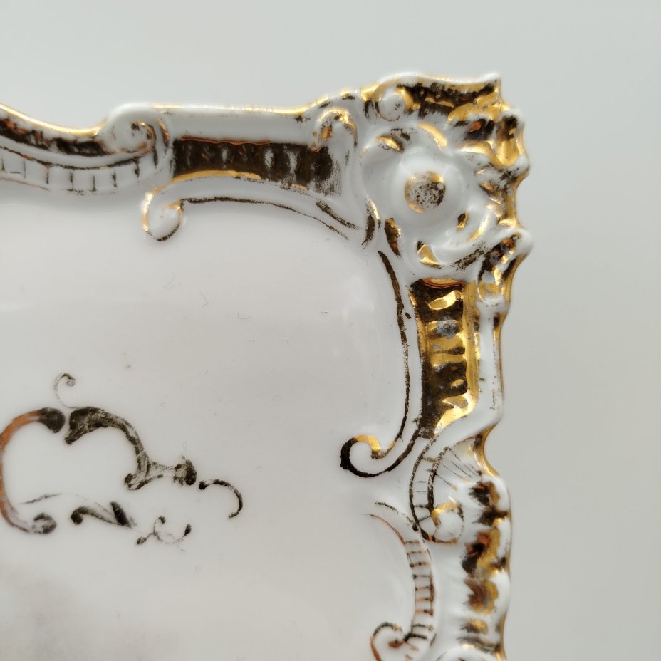 Блюдо квадратной формы, украшенное галантной сценой