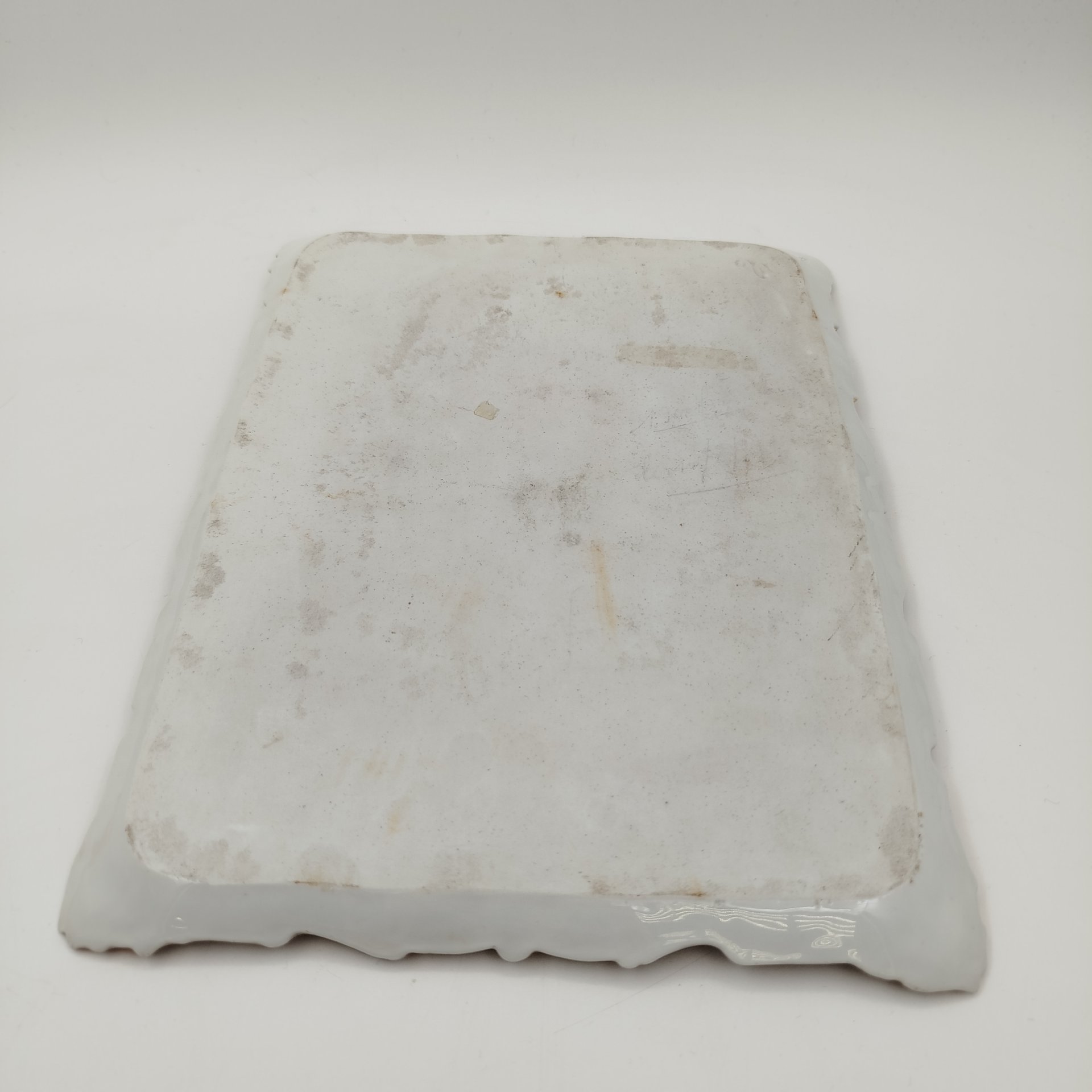 Блюдо квадратной формы, украшенное галантной сценой, фарфор, деколь, золочение, Западная Европа, 1900-1930 гг.