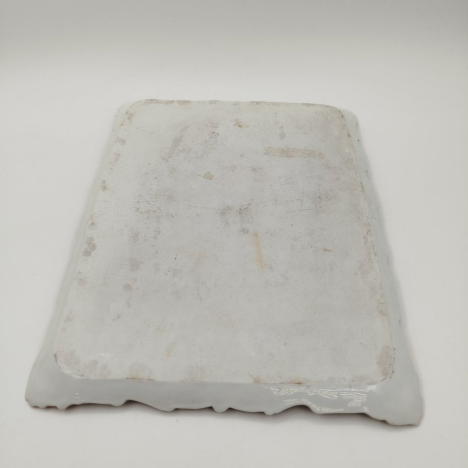 Блюдо квадратной формы, украшенное галантной сценой