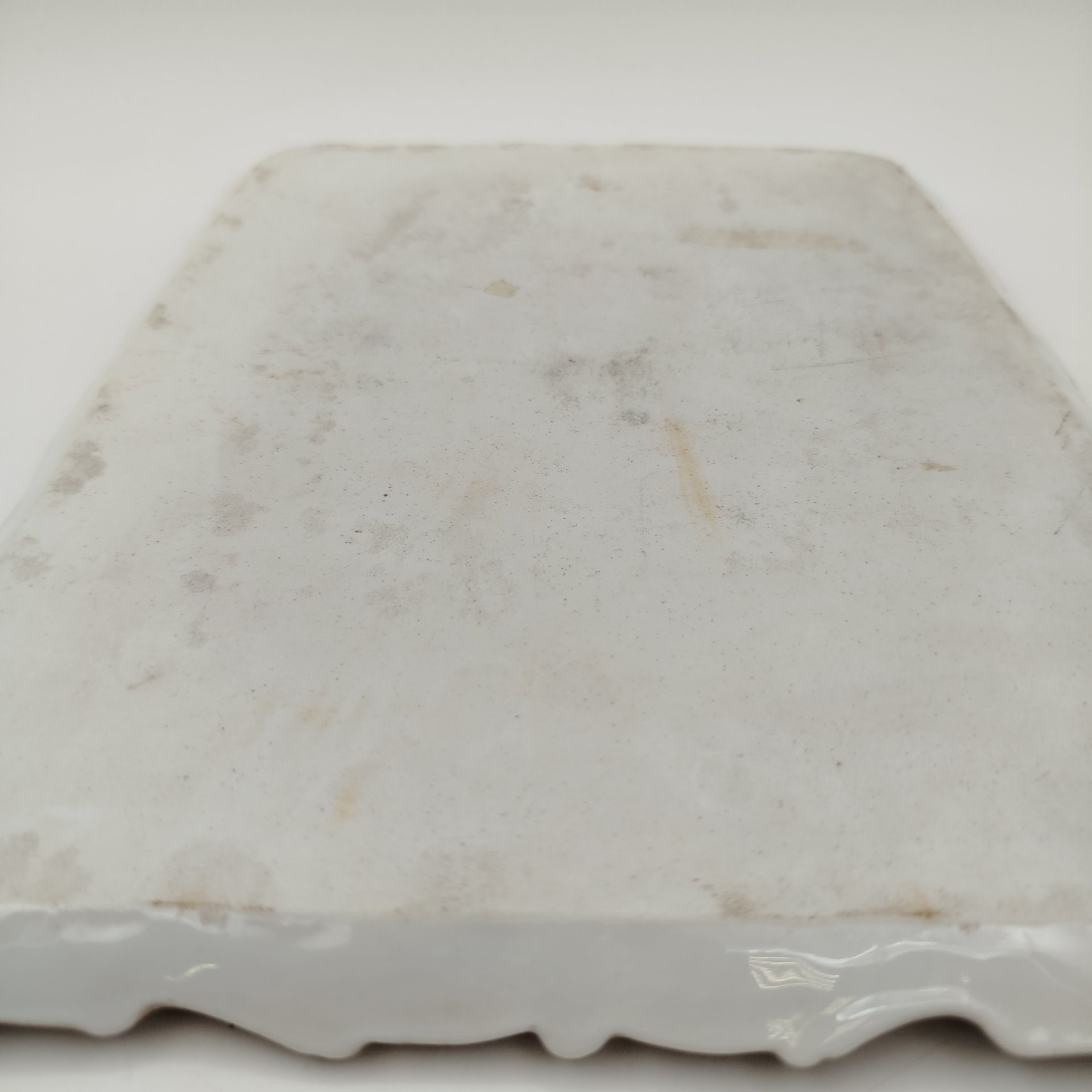 Блюдо квадратной формы, украшенное галантной сценой, фарфор, деколь, золочение, Западная Европа, 1900-1930 гг.