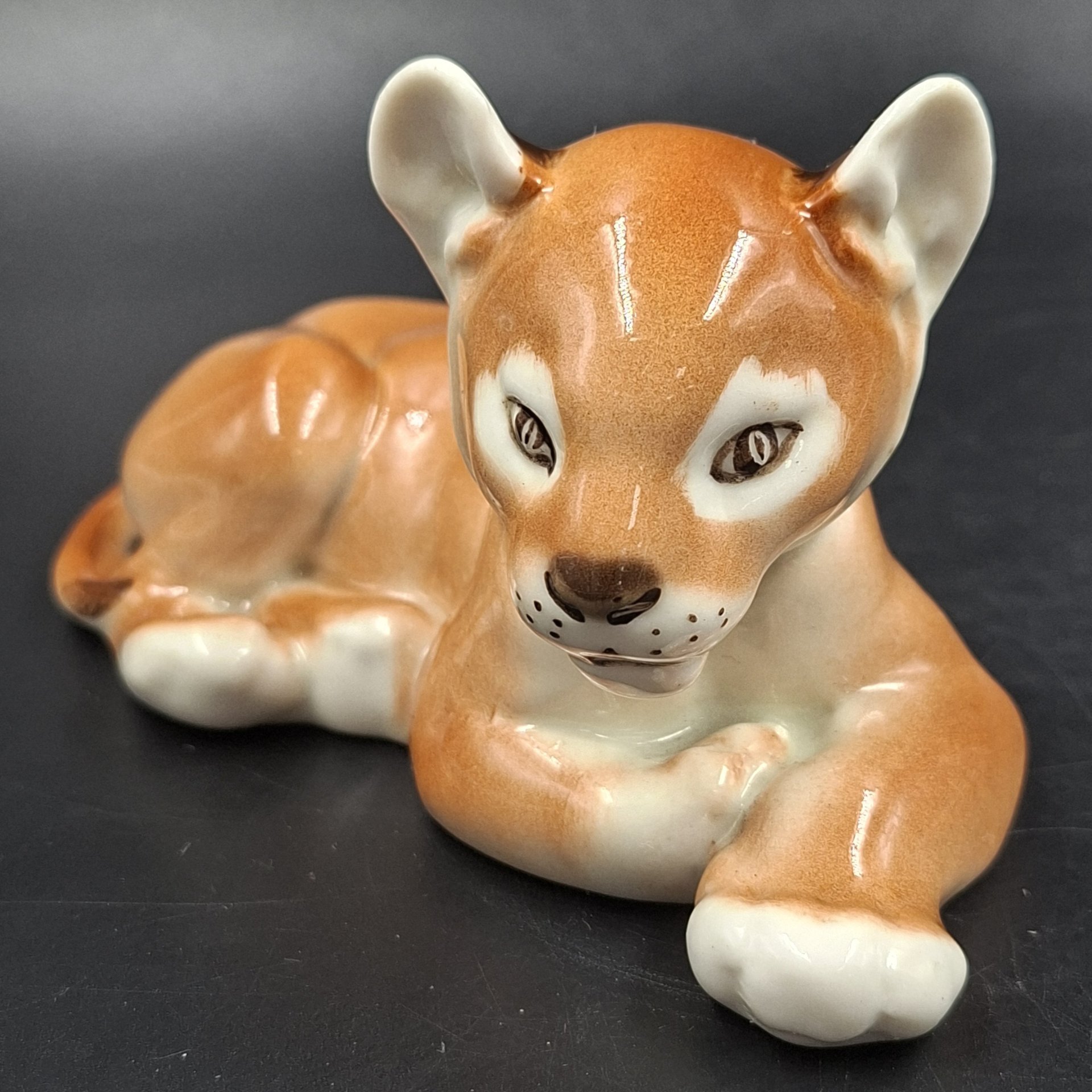 Статуэтка "Львёнок лежащий", скульптор Б.Я. Воробьев, фарфор, аэрография, роспись, Ленинградский фарфоровый завод (ЛФЗ), СССР, 1970-1992 гг.