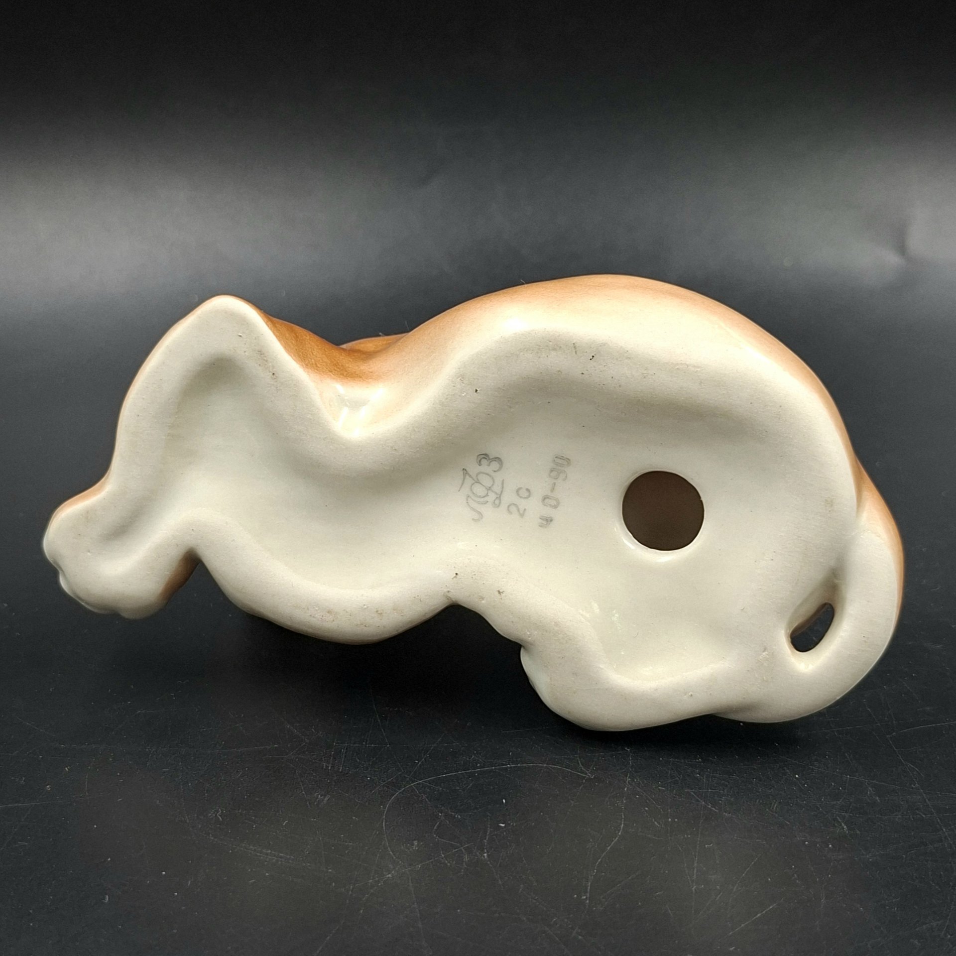 Статуэтка "Львёнок лежащий", скульптор Б.Я. Воробьев, фарфор, аэрография, роспись, Ленинградский фарфоровый завод (ЛФЗ), СССР, 1970-1992 гг.