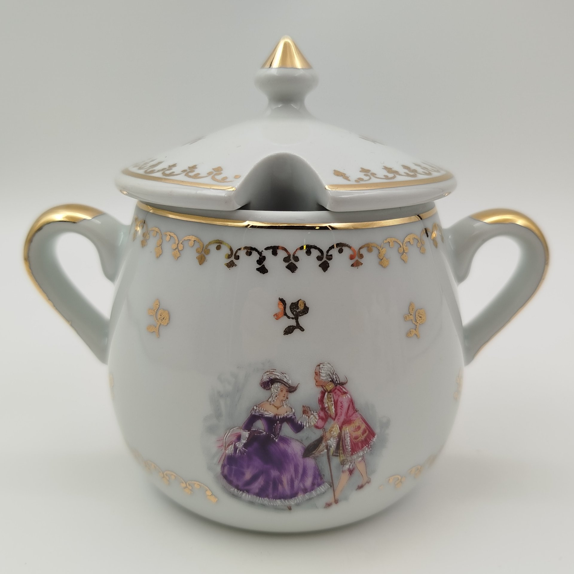 Сахарница, украшенная галантной сценой, фарфор, золочение, деколь, Limoges, Франция, 1980-2000 гг.