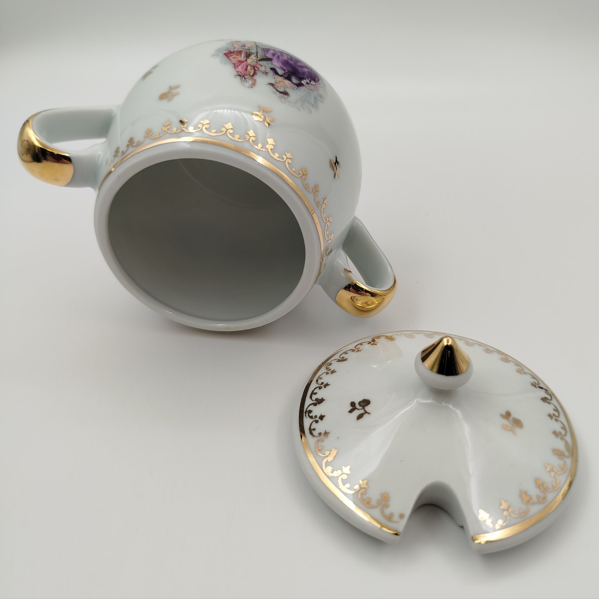 Сахарница, украшенная галантной сценой, фарфор, золочение, деколь, Limoges, Франция, 1980-2000 гг.
